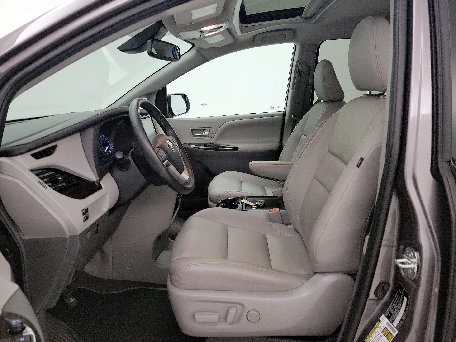 Thumbnail: 2020 Toyota Sienna - 11