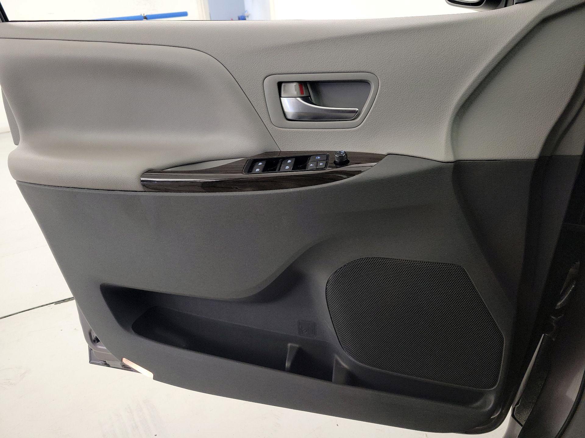 Thumbnail: 2020 Toyota Sienna - 12