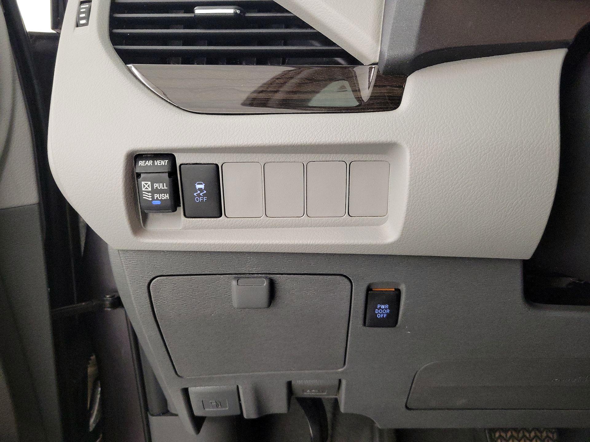 Thumbnail: 2020 Toyota Sienna - 13