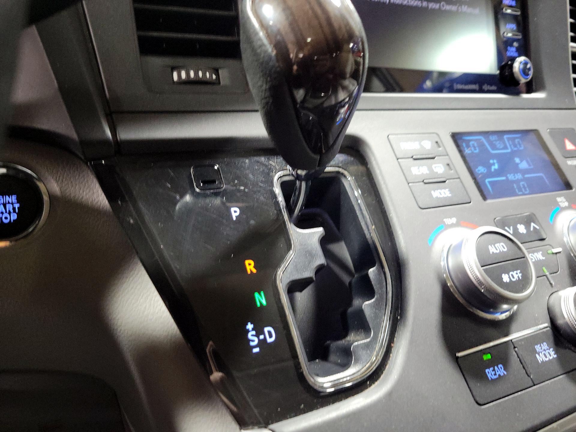 Thumbnail: 2020 Toyota Sienna - 17