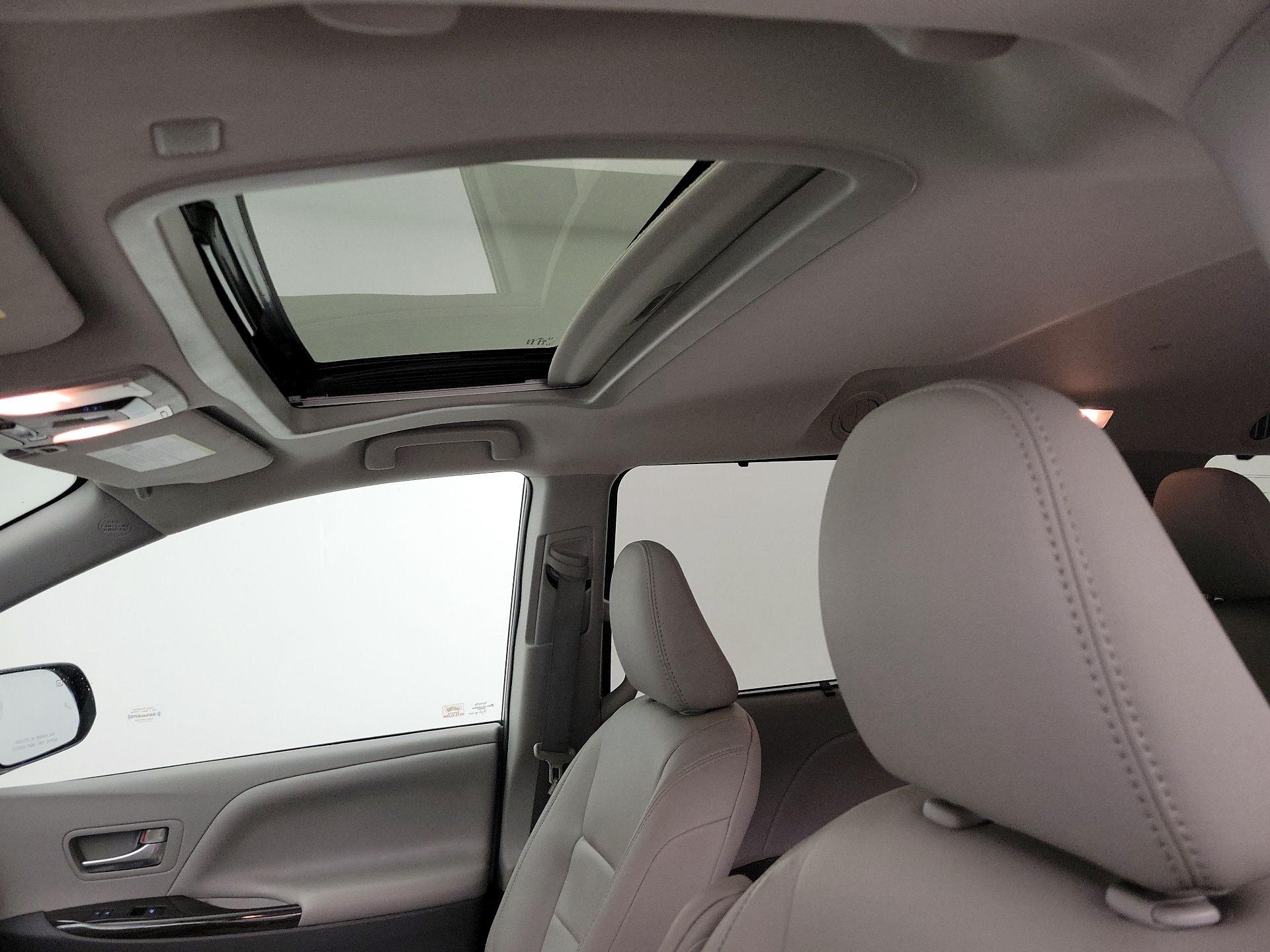 Thumbnail: 2020 Toyota Sienna - 18