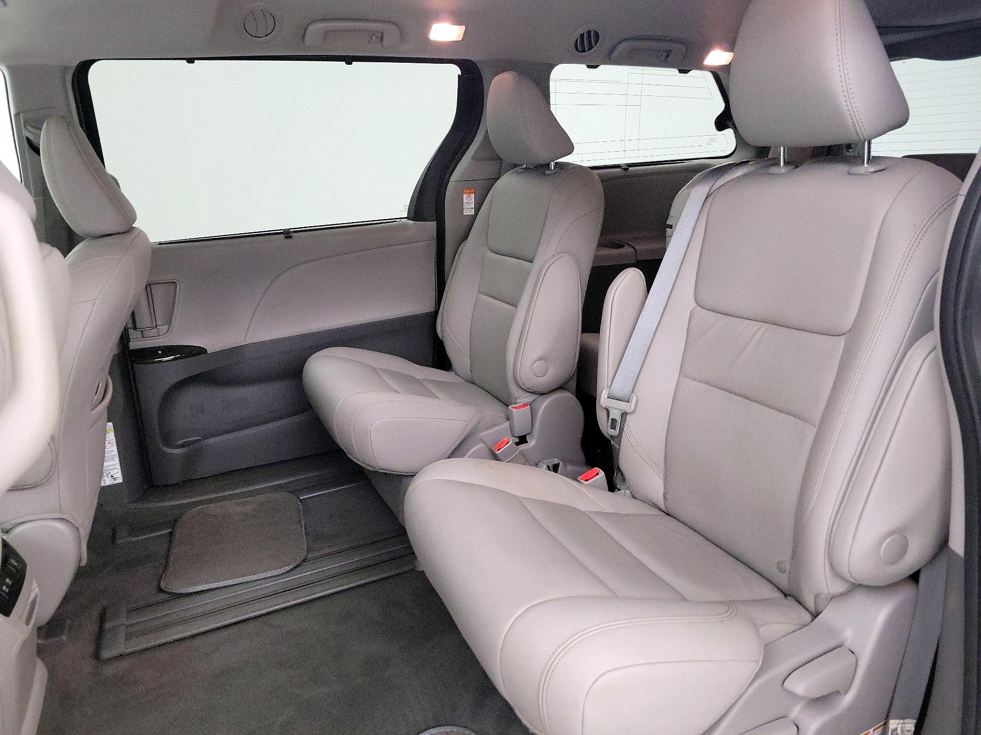 Thumbnail: 2020 Toyota Sienna - 19