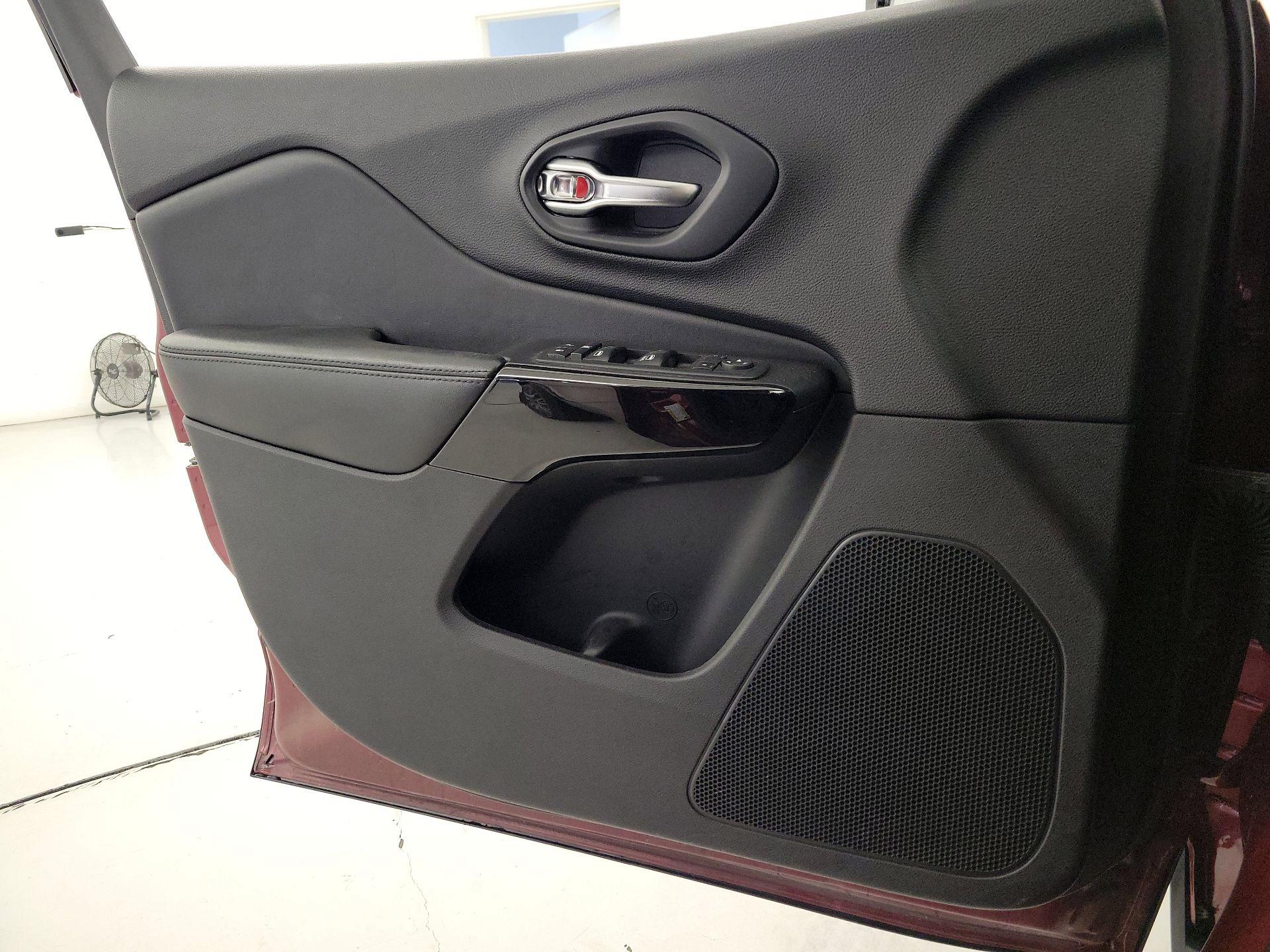 Thumbnail: 2020 Jeep Cherokee - 12