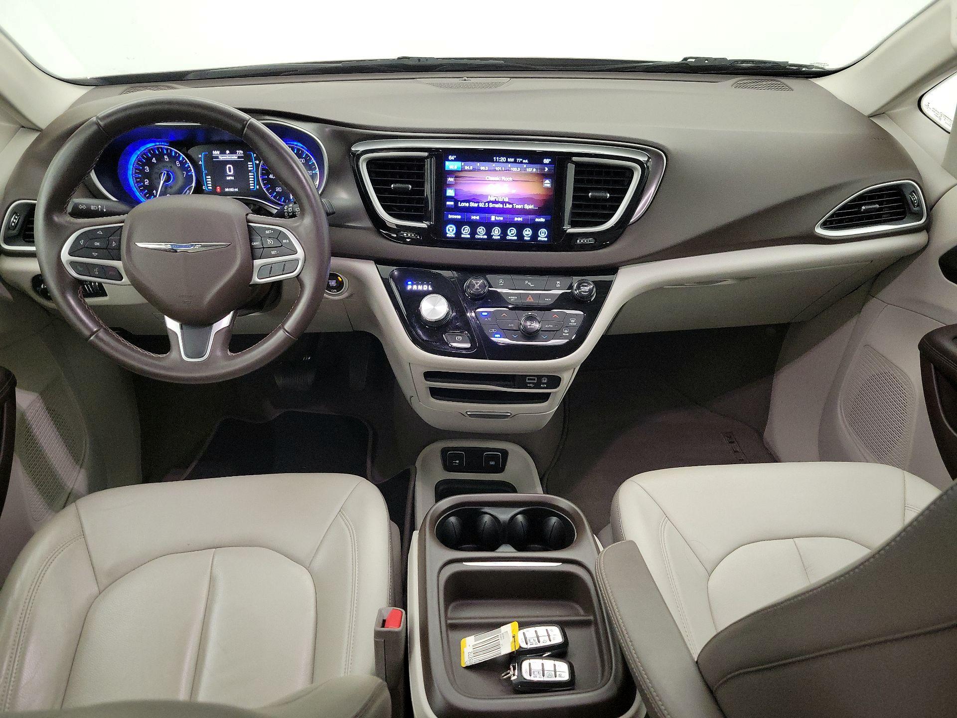 Thumbnail: 2017 Chrysler Pacifica - 9