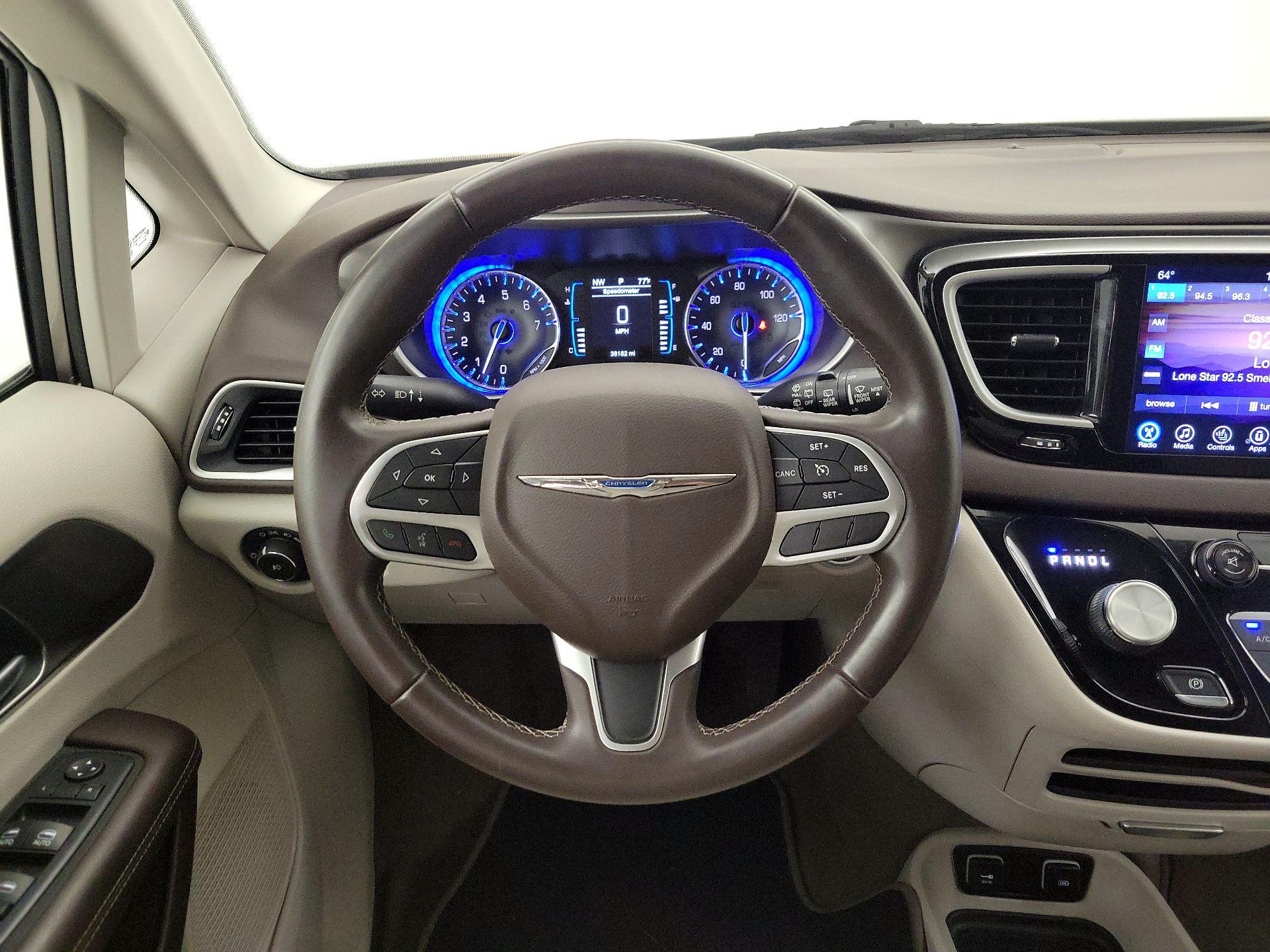 Thumbnail: 2017 Chrysler Pacifica - 10