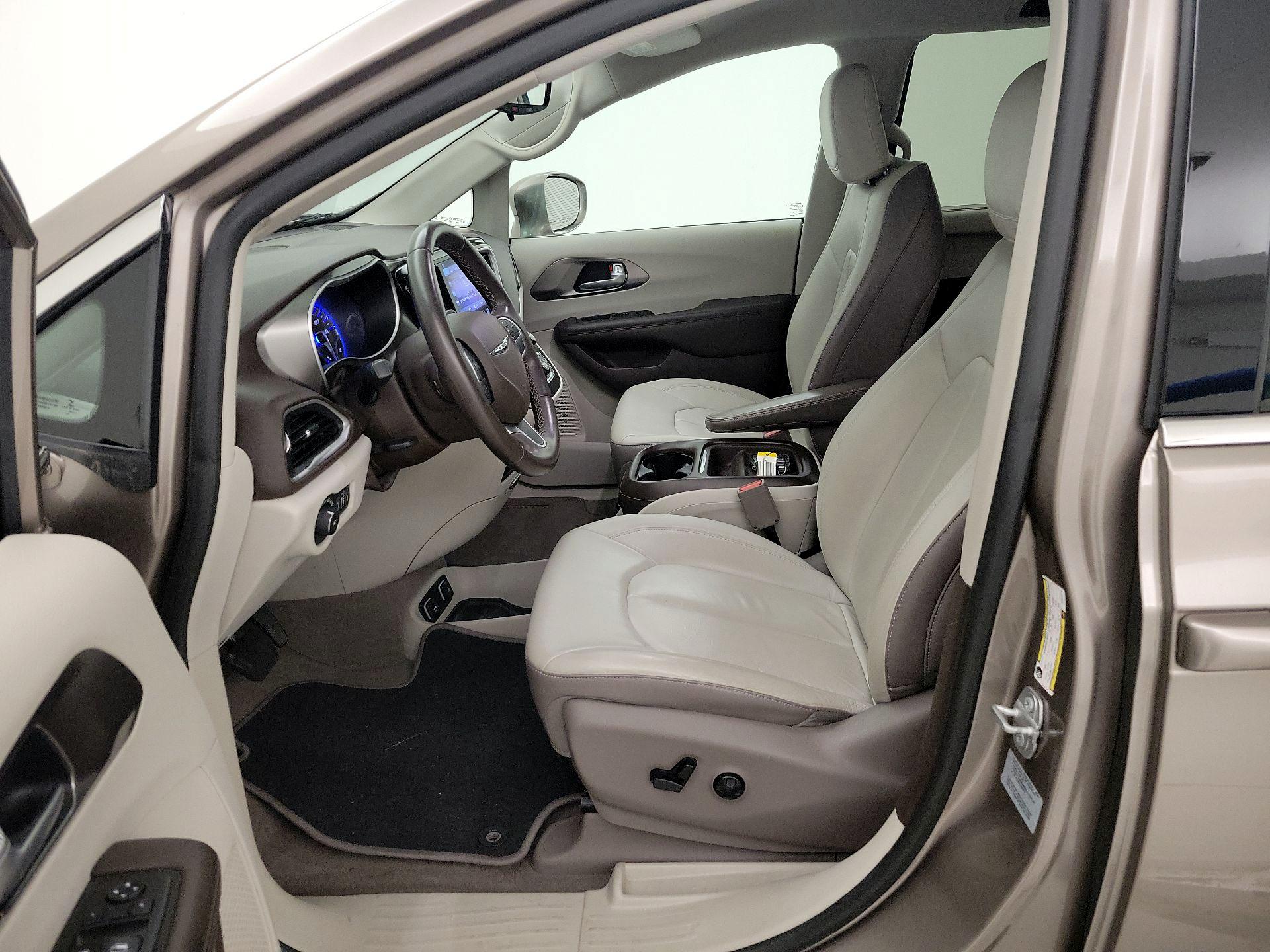 Thumbnail: 2017 Chrysler Pacifica - 11