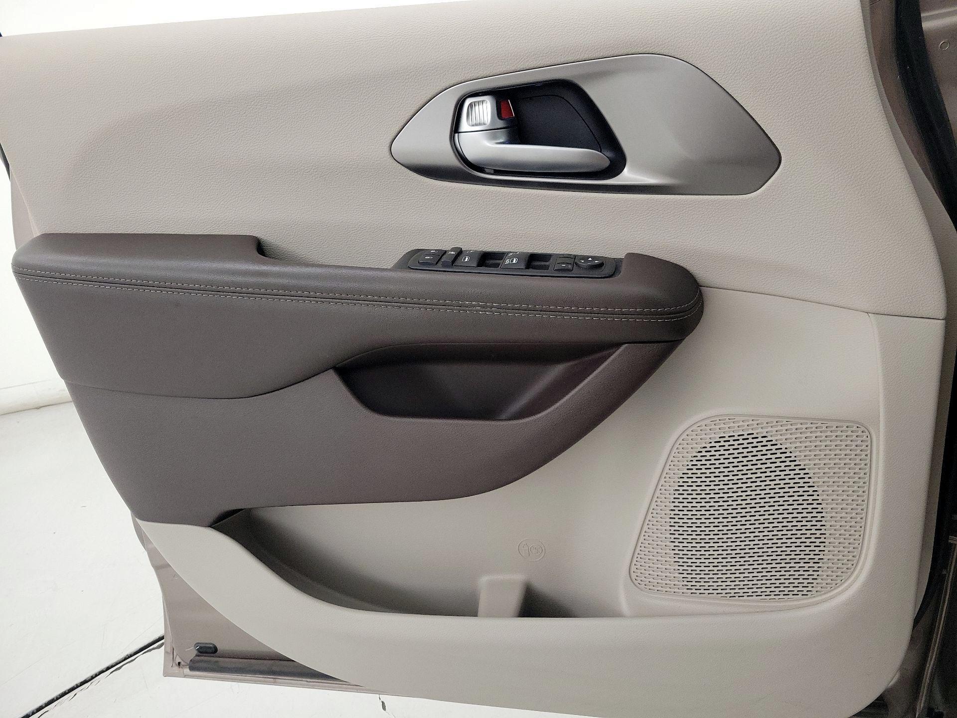 Thumbnail: 2017 Chrysler Pacifica - 12