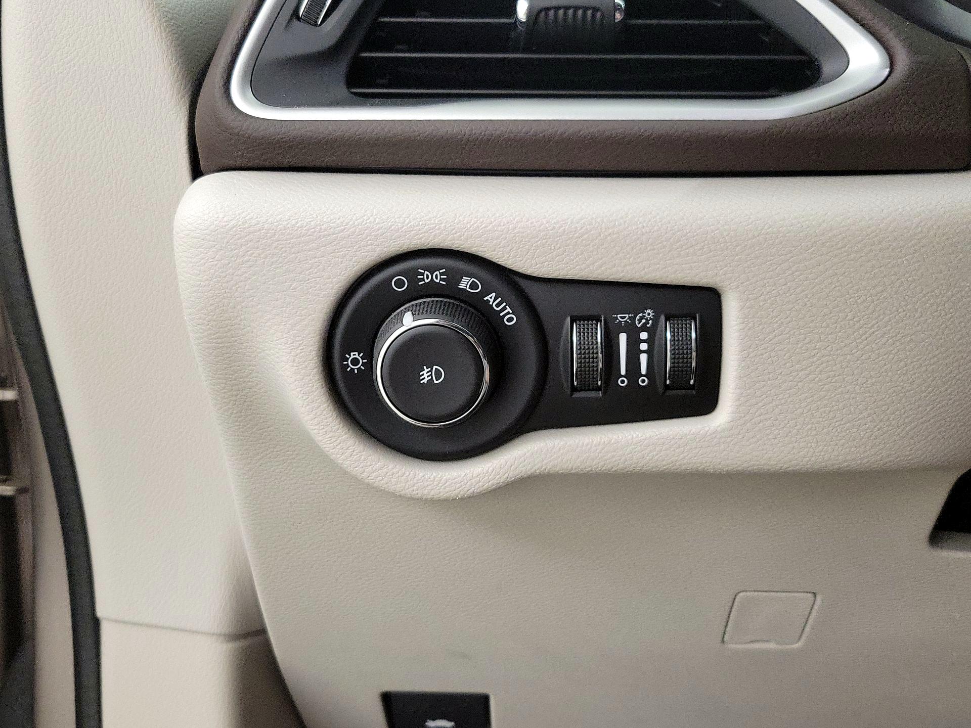 Thumbnail: 2017 Chrysler Pacifica - 13