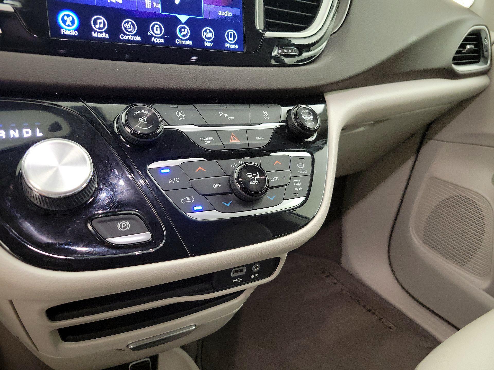 Thumbnail: 2017 Chrysler Pacifica - 16