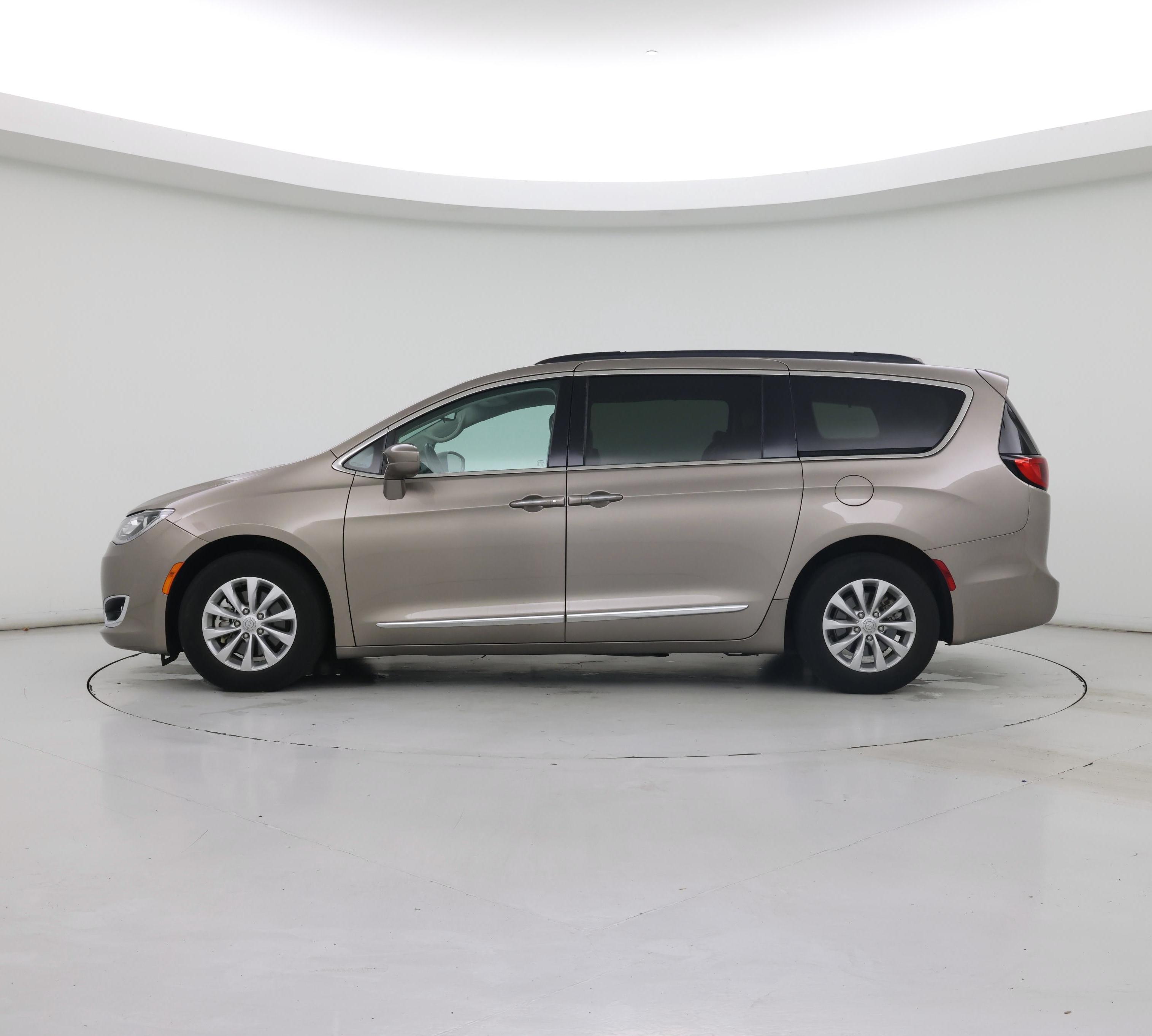 Thumbnail: 2017 Chrysler Pacifica - 3