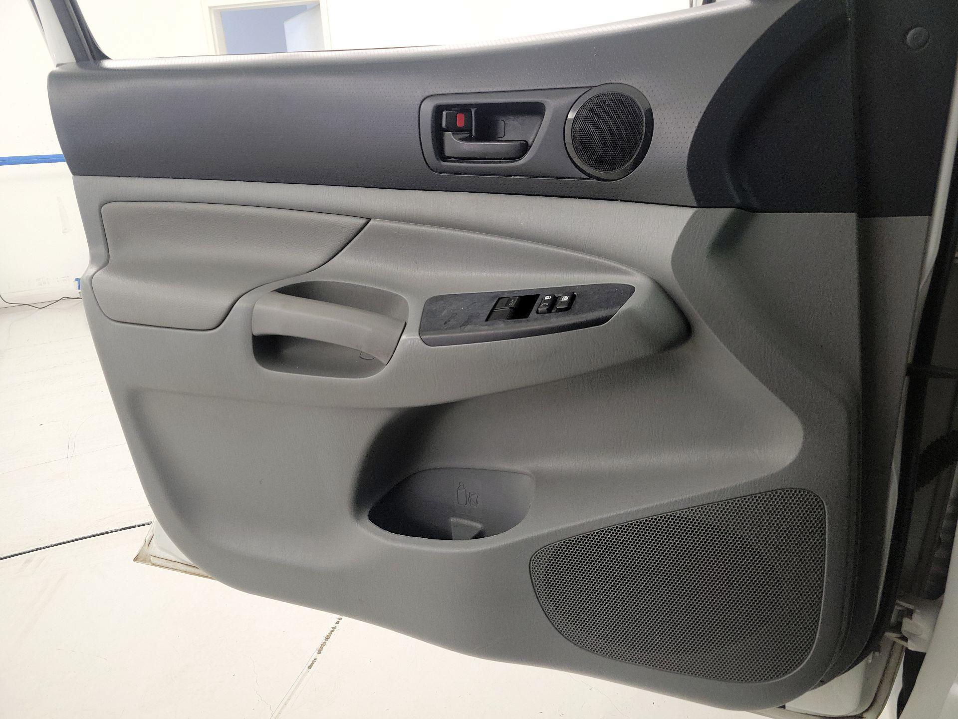 Thumbnail: 2015 Toyota Tacoma - 12