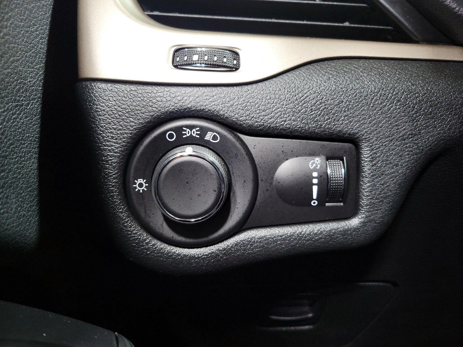 Thumbnail: 2015 Jeep Cherokee - 13