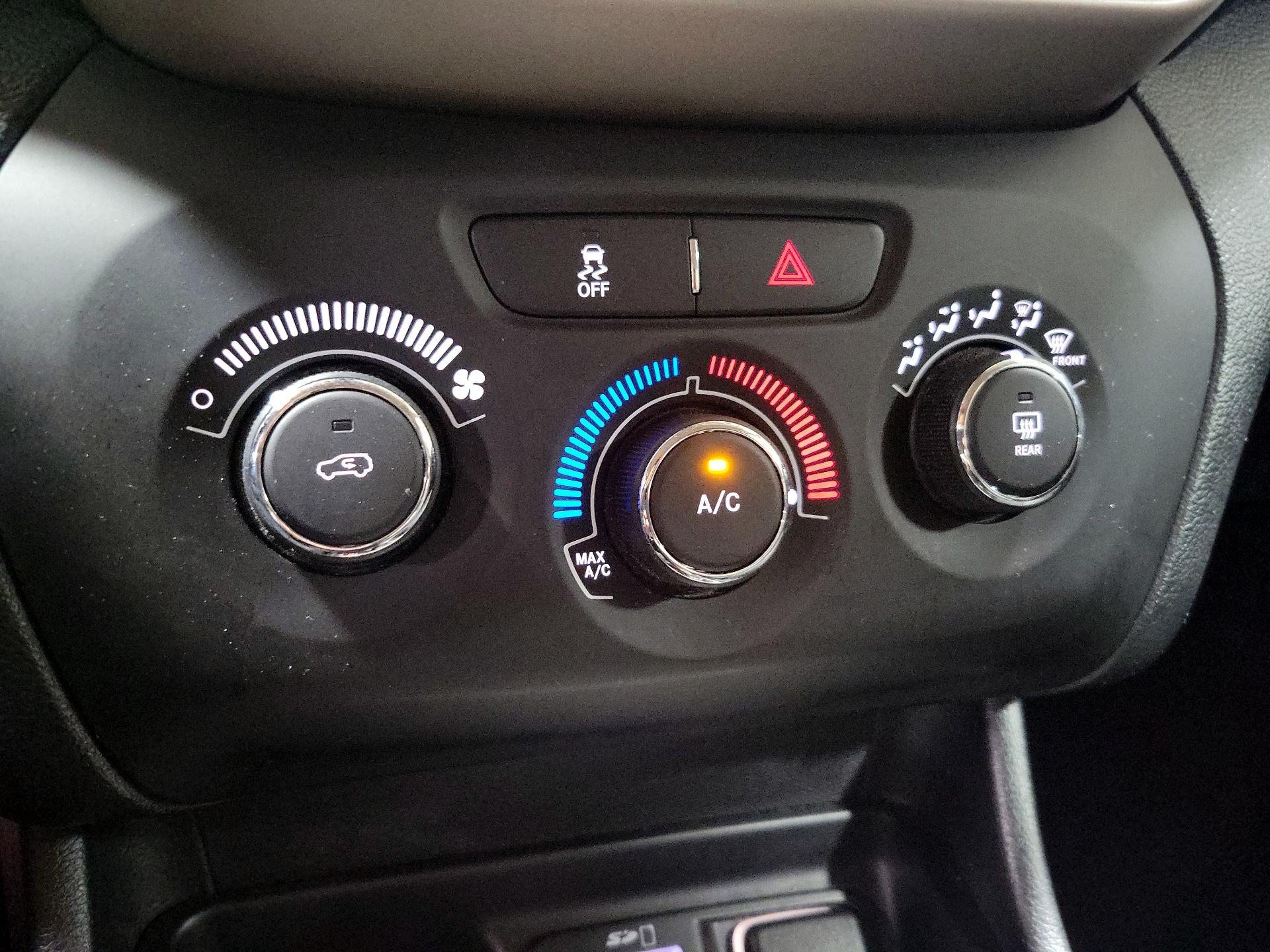 Thumbnail: 2015 Jeep Cherokee - 16