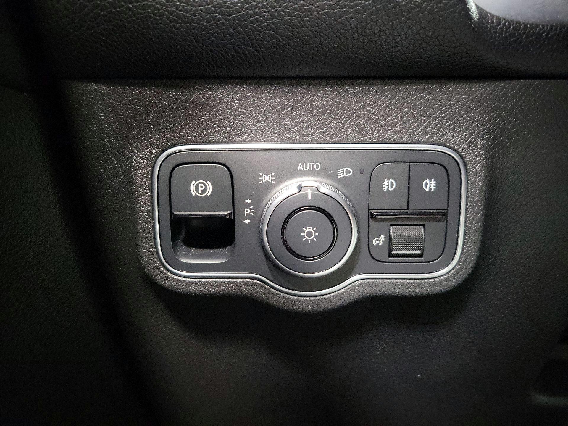 Thumbnail: 2022 Mercedes-Benz GLB - 13