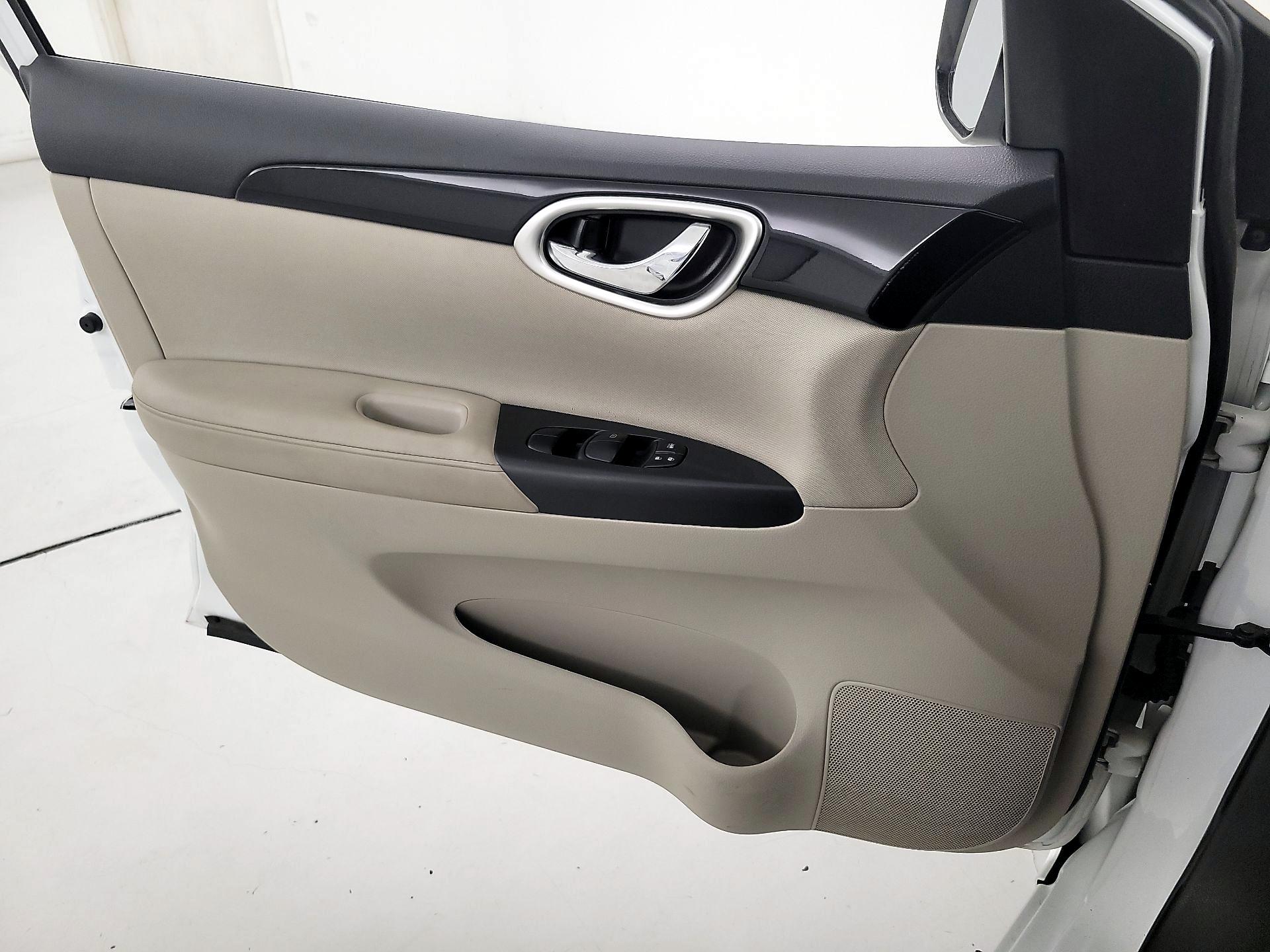 Thumbnail: 2016 Nissan Sentra - 12