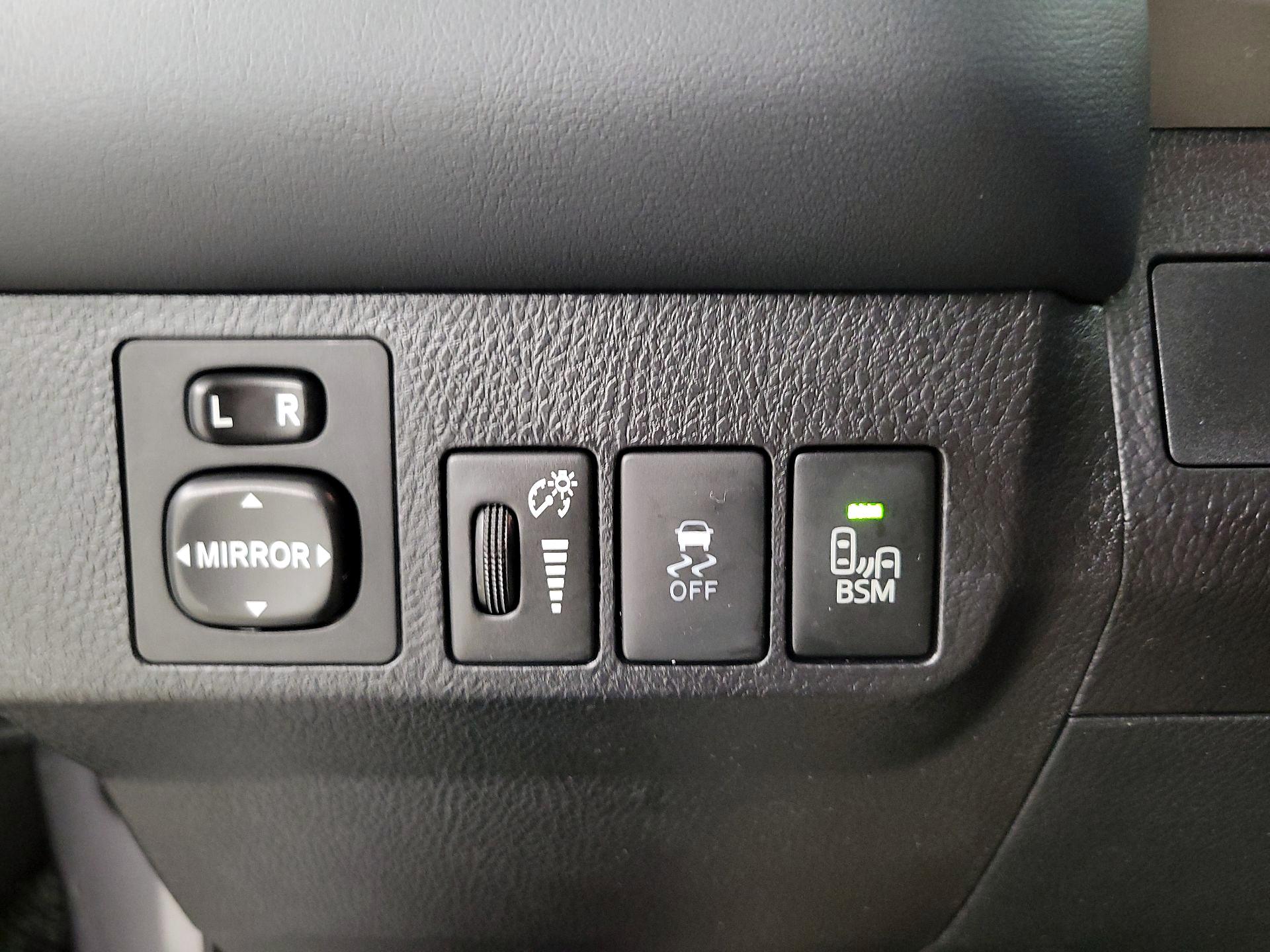 Thumbnail: 2015 Toyota RAV4 - 13