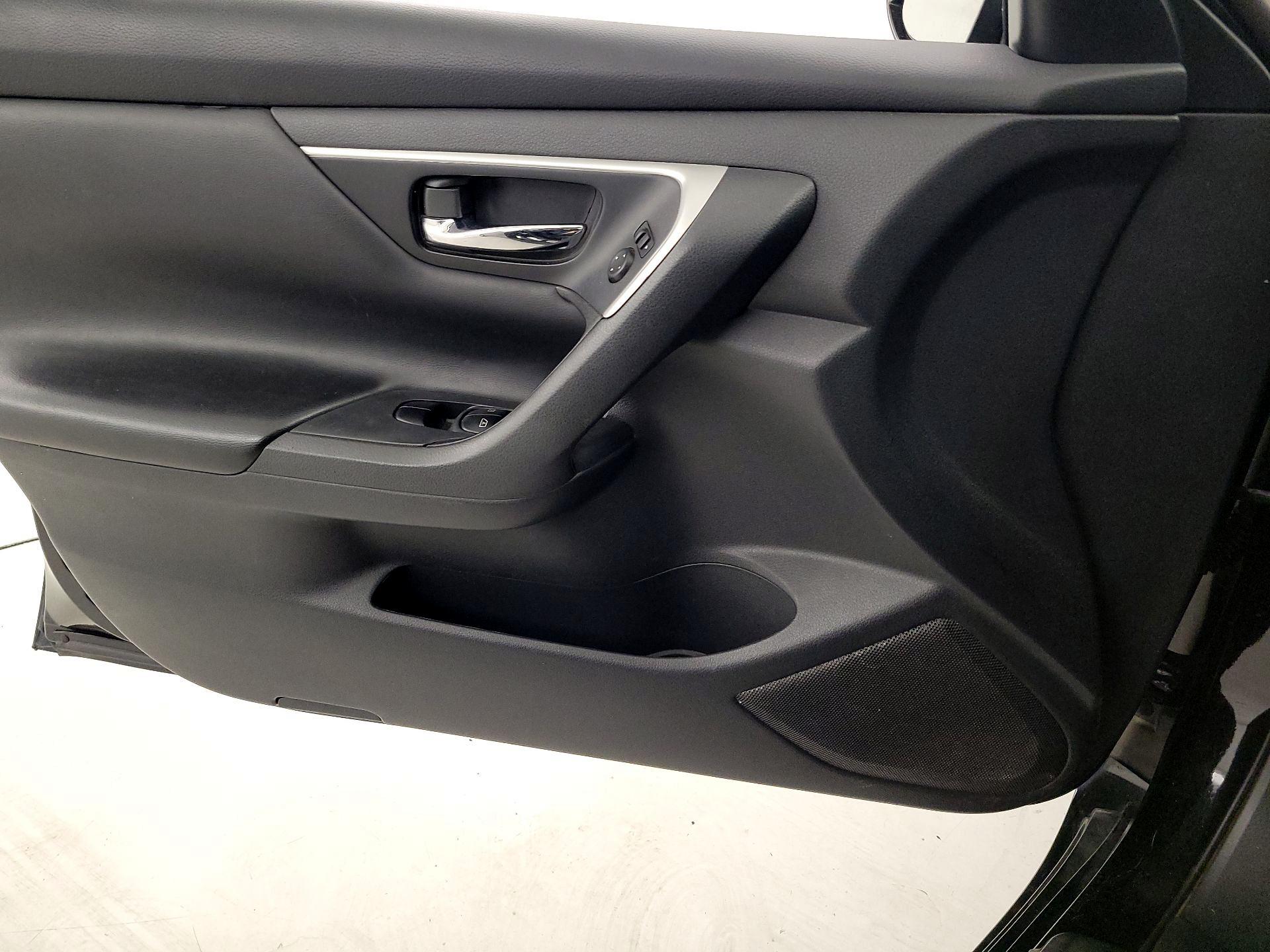 Thumbnail: 2017 Nissan Altima - 12