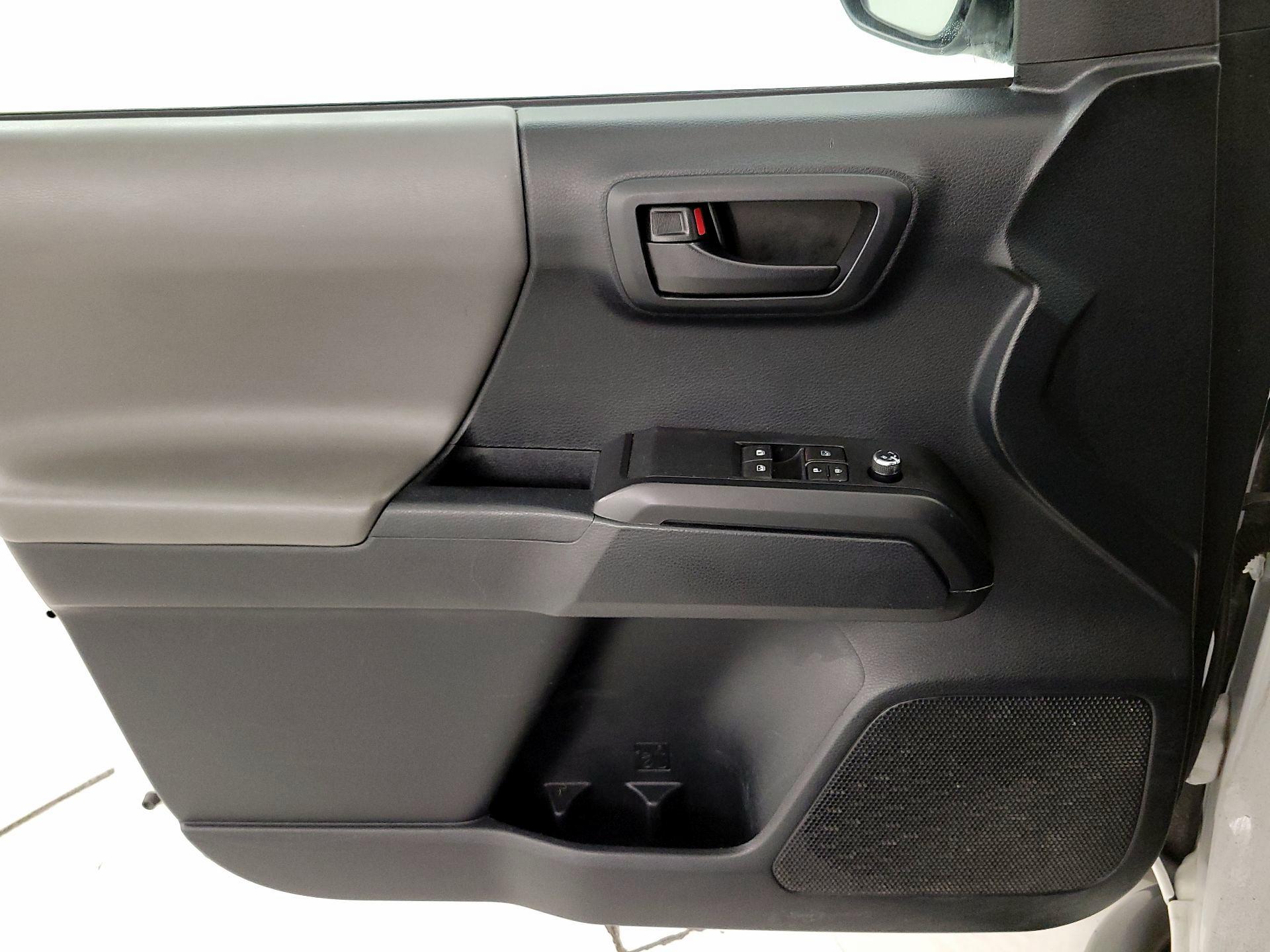Thumbnail: 2016 Toyota Tacoma - 12