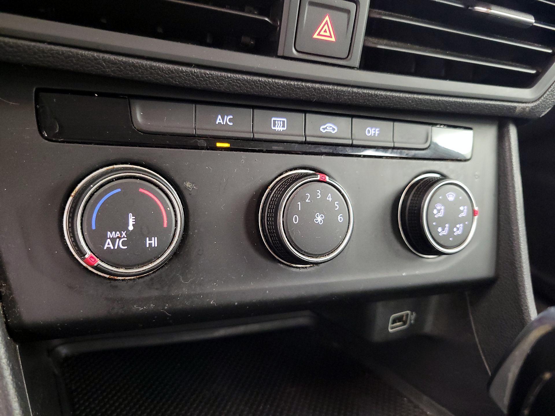 Thumbnail: 2019 Volkswagen Jetta - 16