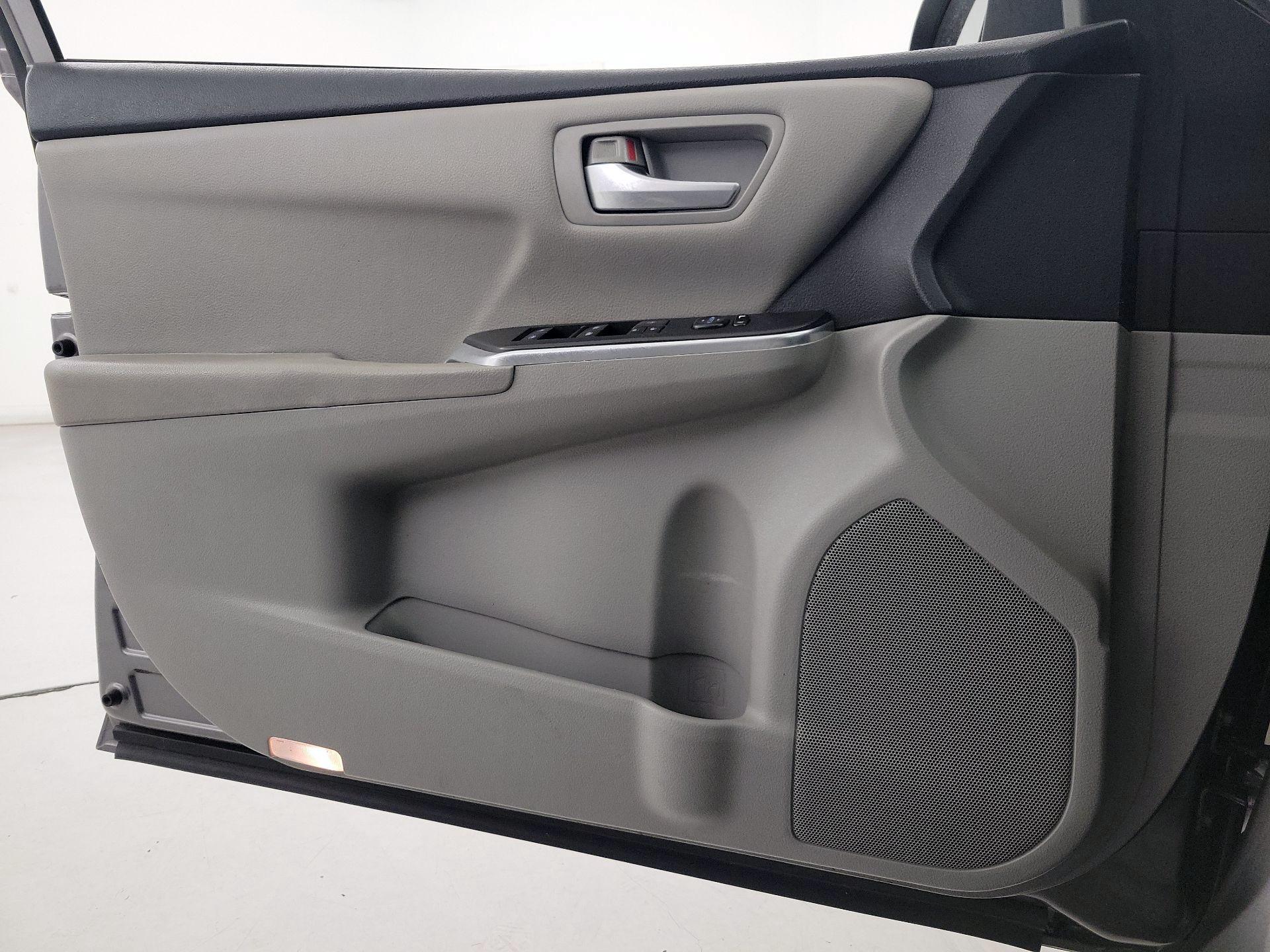 Thumbnail: 2016 Toyota Camry - 12