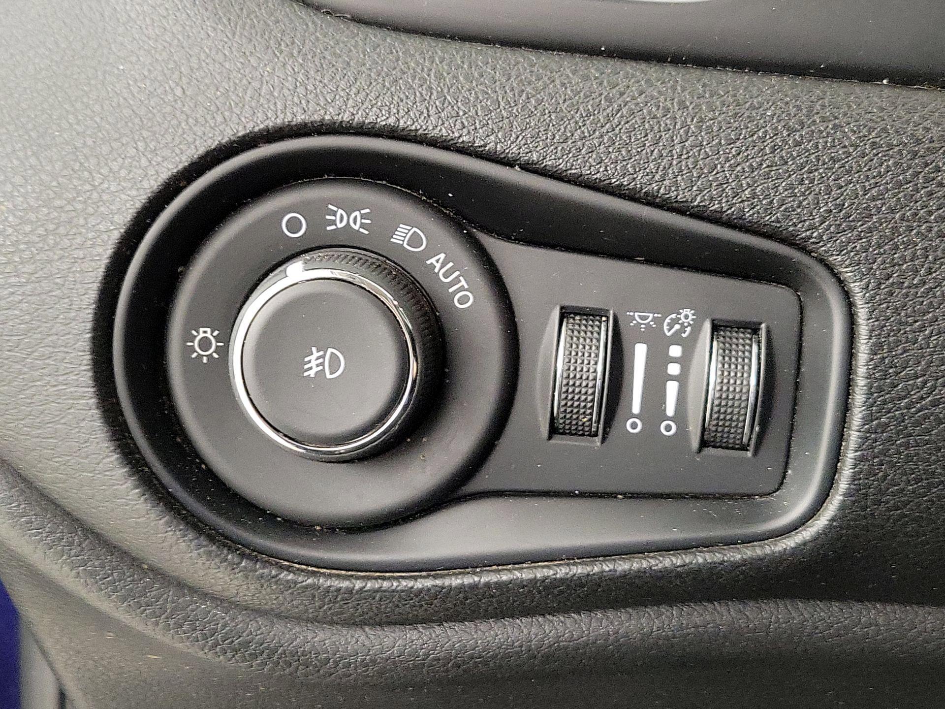 Thumbnail: 2018 Jeep Renegade - 13