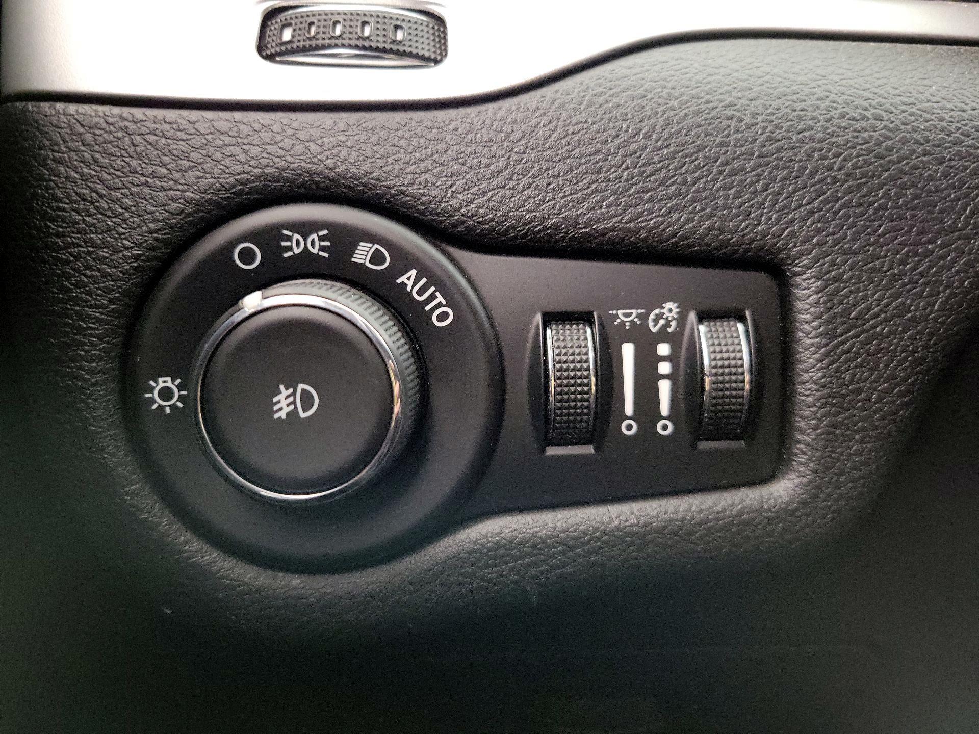 Thumbnail: 2018 Jeep Cherokee - 13