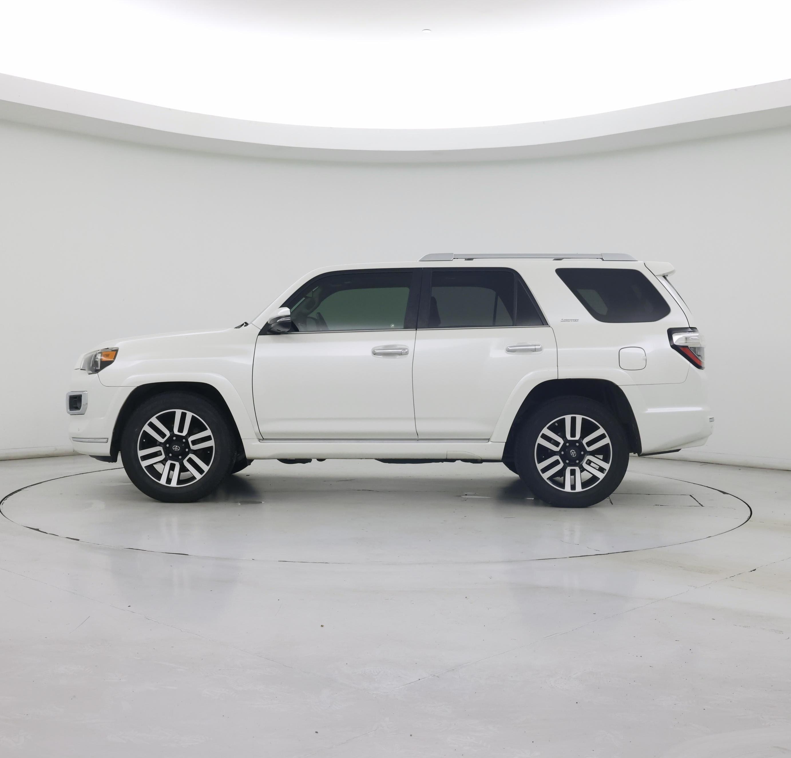 Thumbnail: 2016 Toyota 4Runner - 3