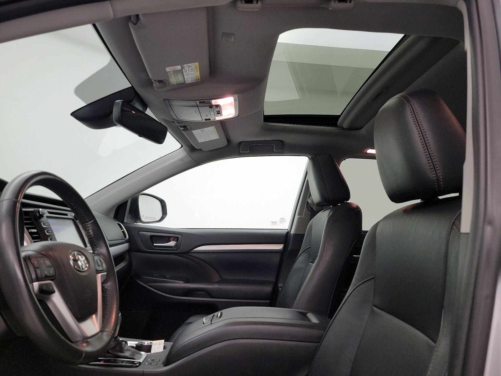Thumbnail: 2019 Toyota Highlander - 18