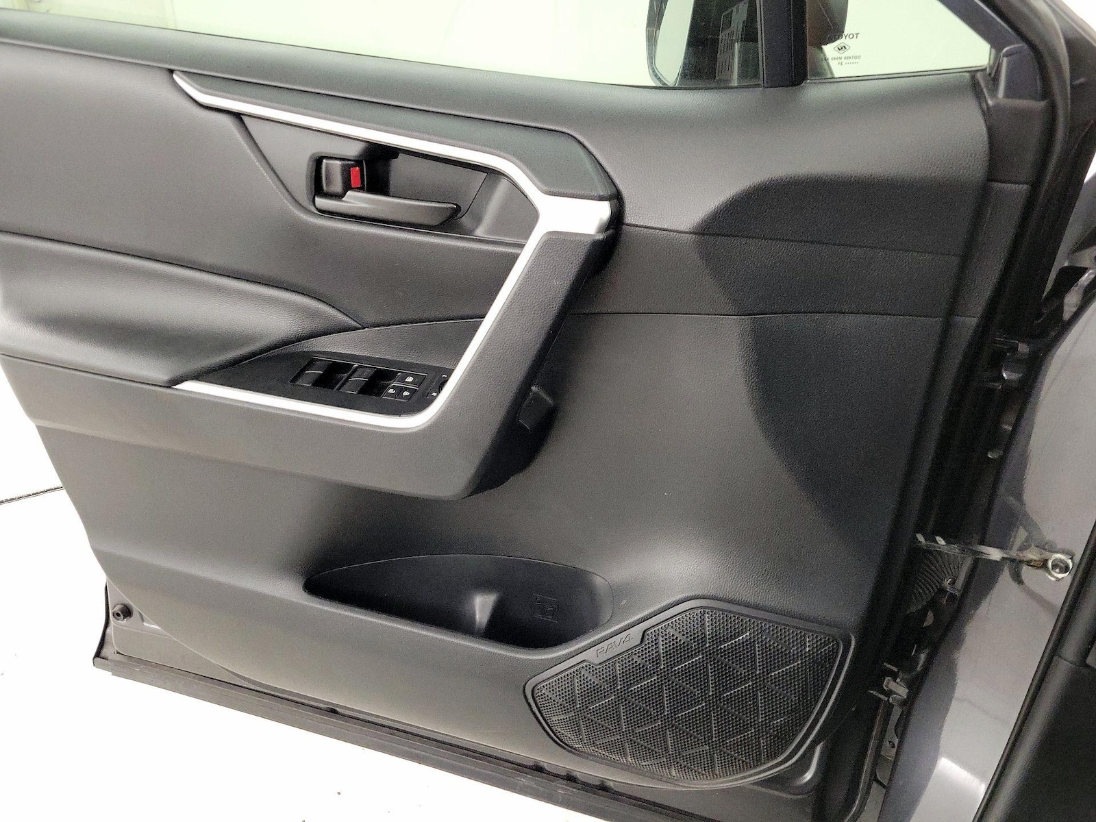 2021 Toyota RAV4 LE - Photo 13
