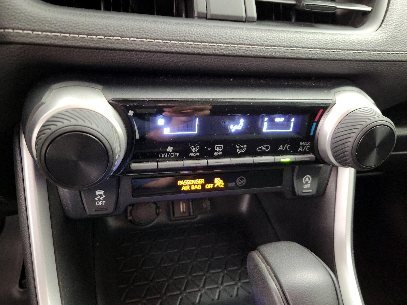2021 Toyota RAV4 LE - Photo 17