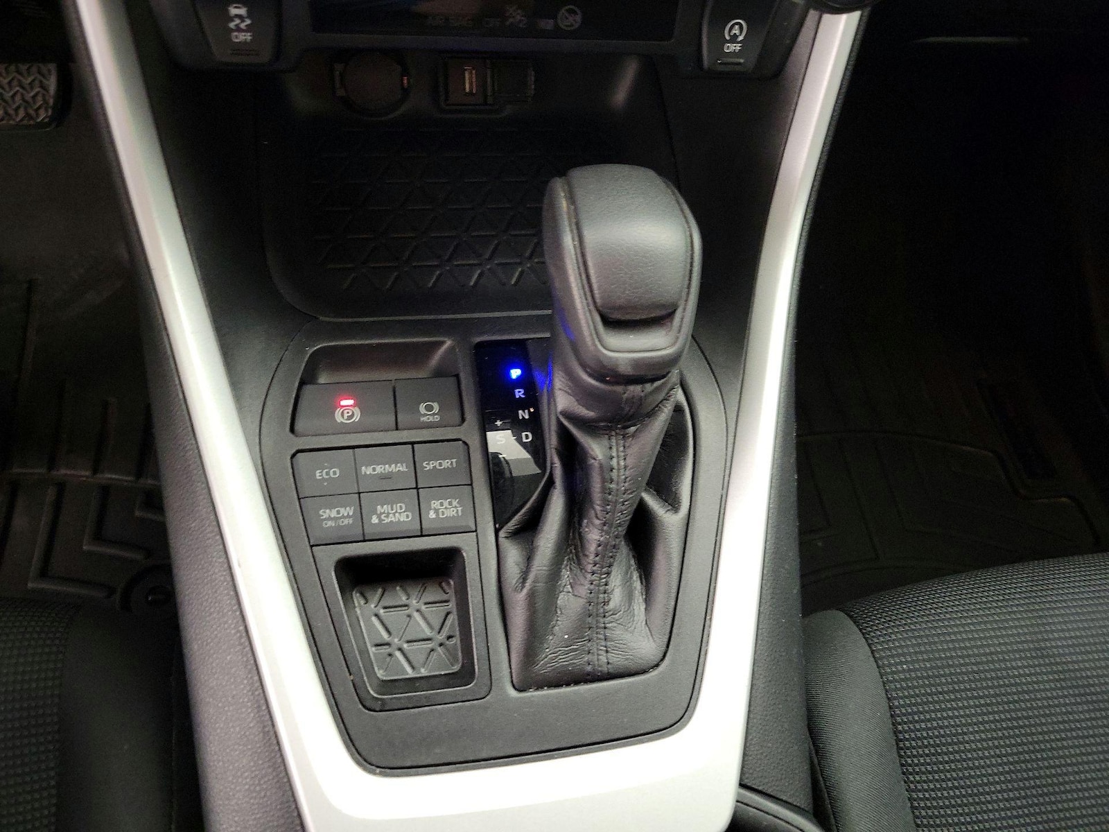 2021 Toyota RAV4 LE - Photo 18
