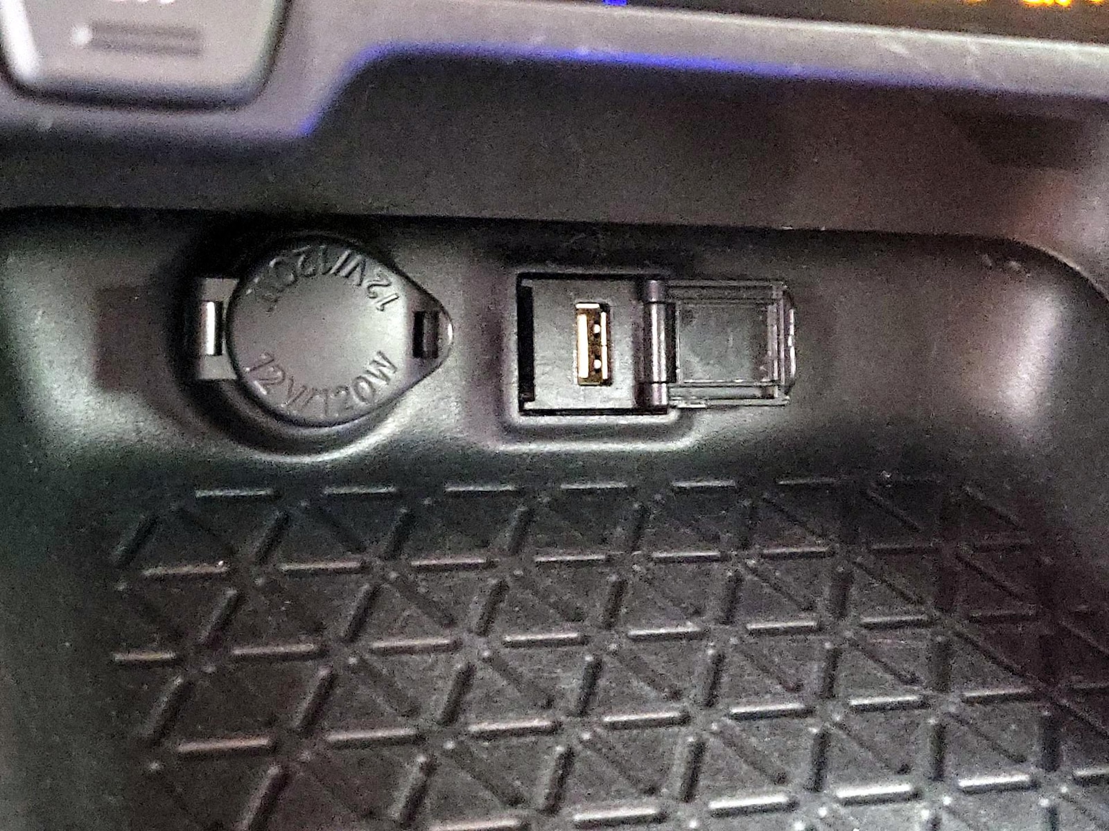 2021 Toyota RAV4 LE - Photo 19
