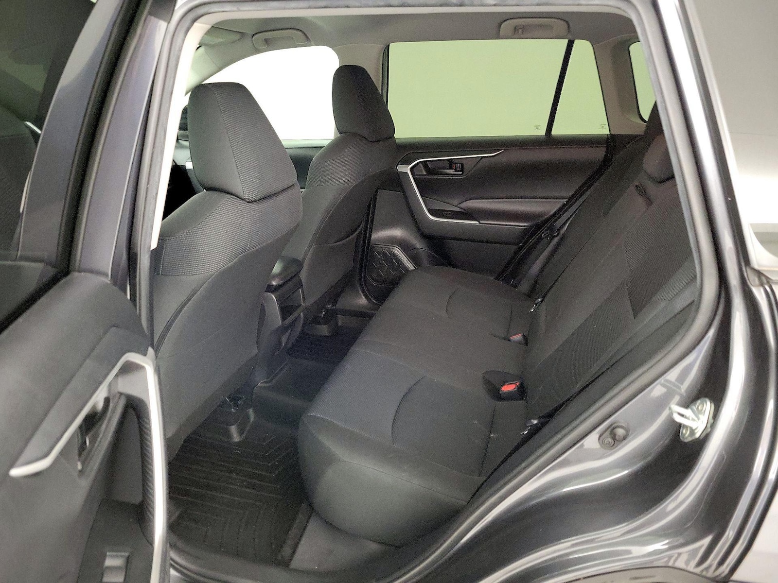 2021 Toyota RAV4 LE - Photo 20