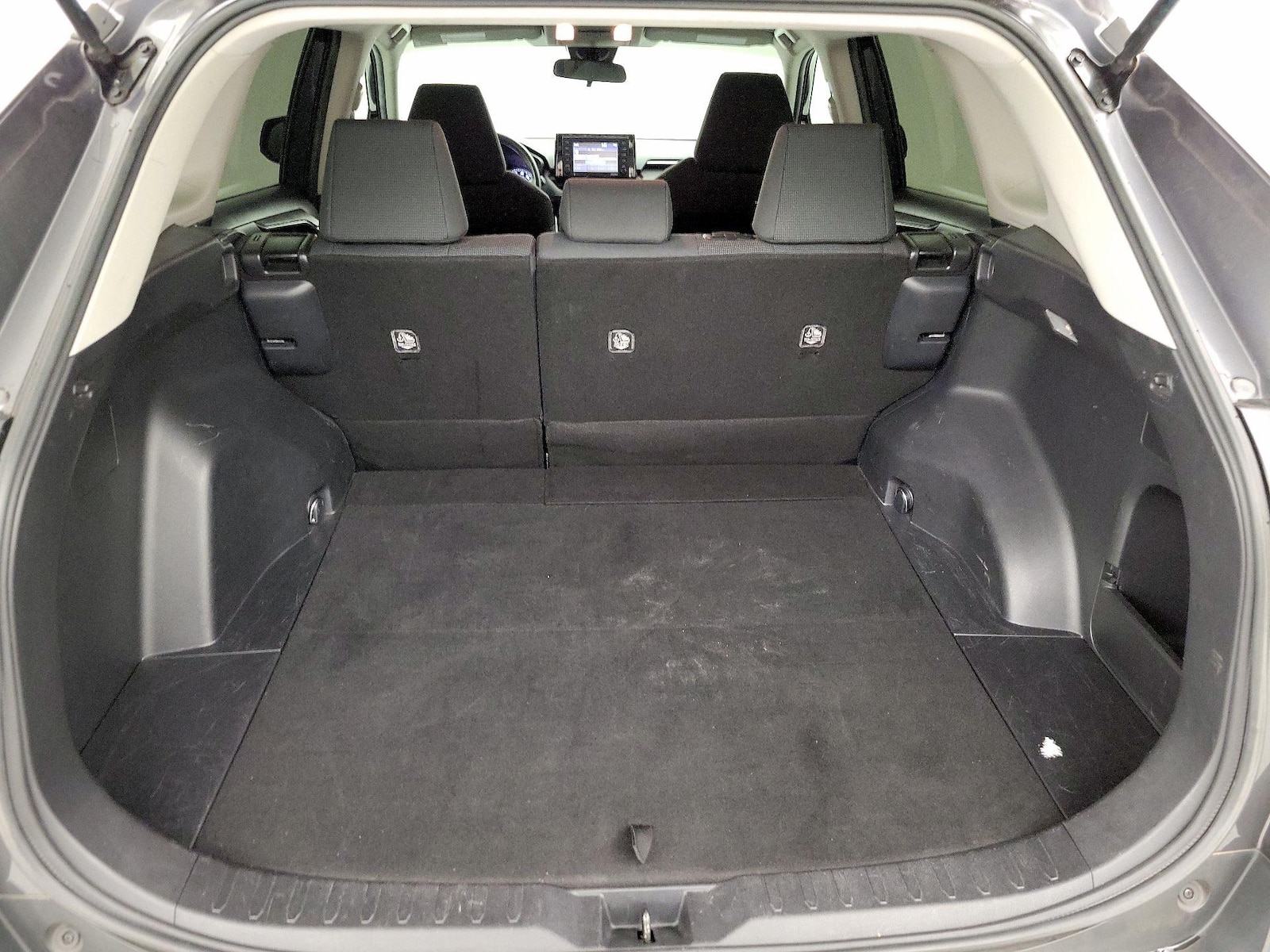 2021 Toyota RAV4 LE - Photo 21