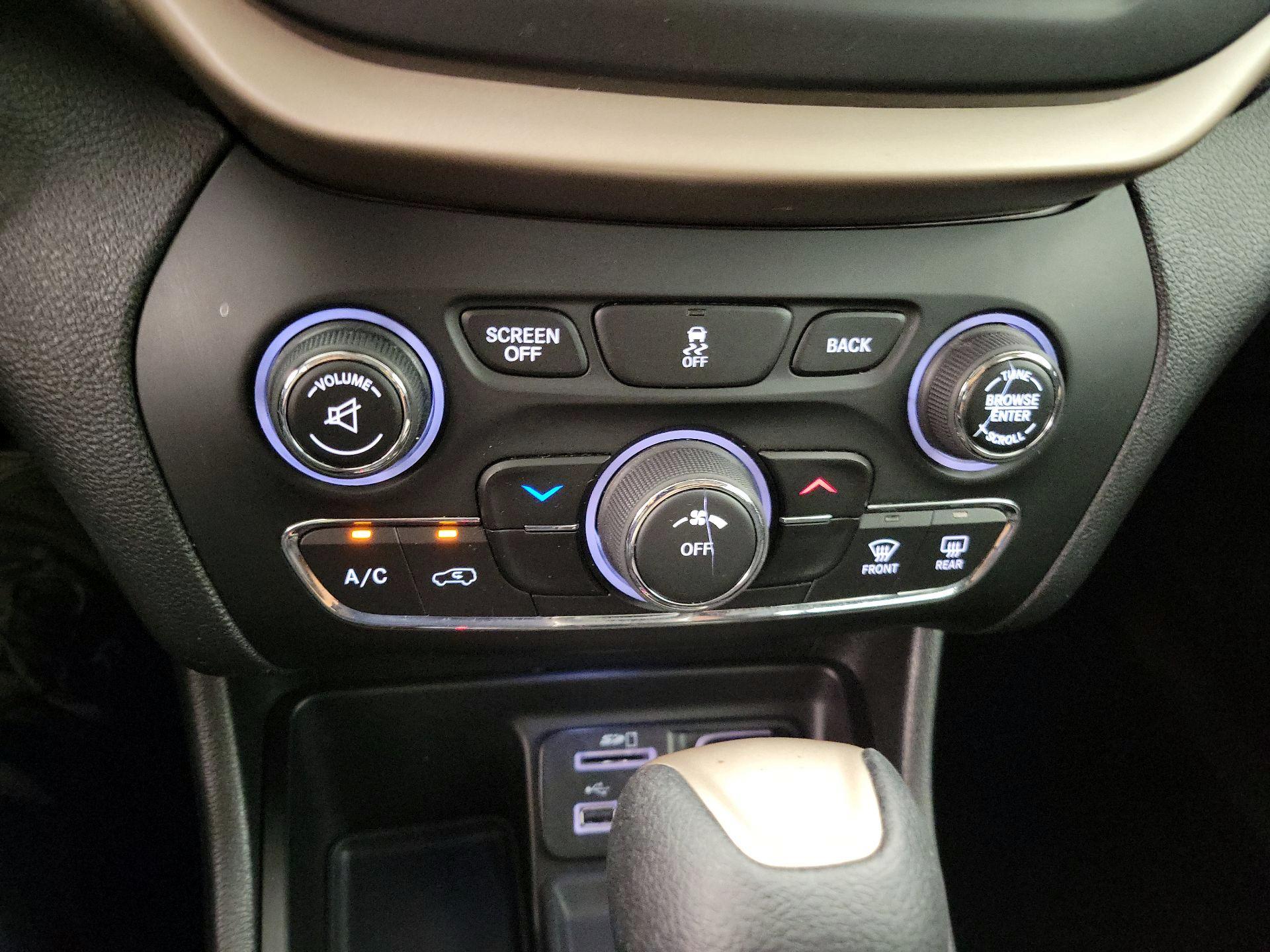 Thumbnail: 2017 Jeep Cherokee - 16