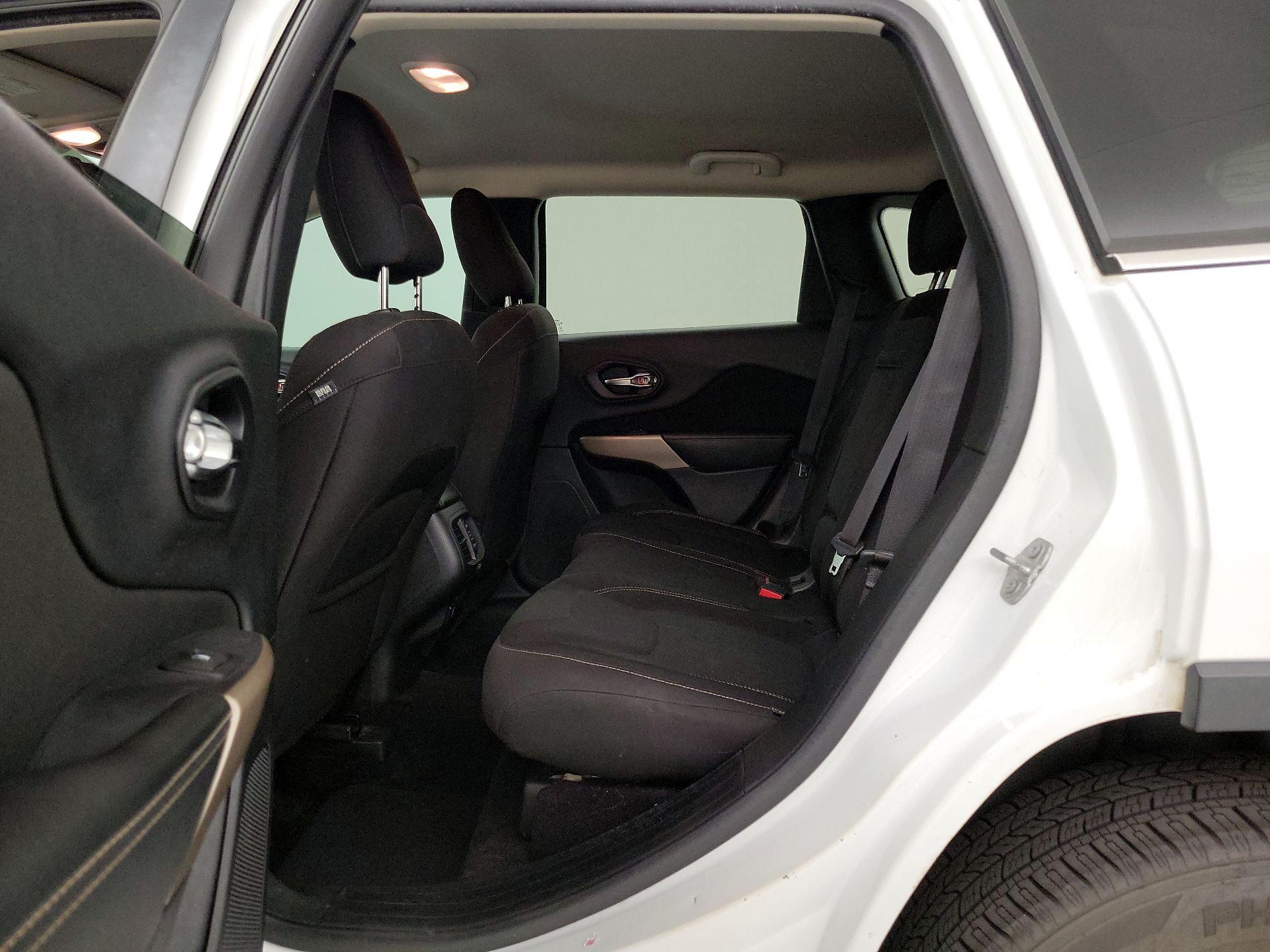 Thumbnail: 2017 Jeep Cherokee - 19