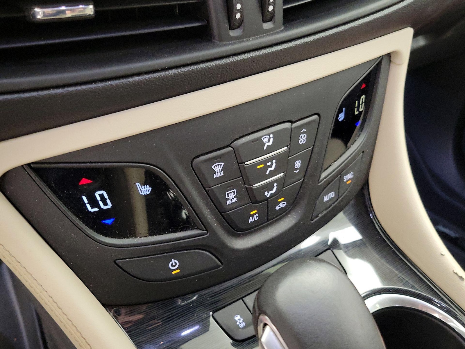 2017 Buick Envision Essence - Photo 18