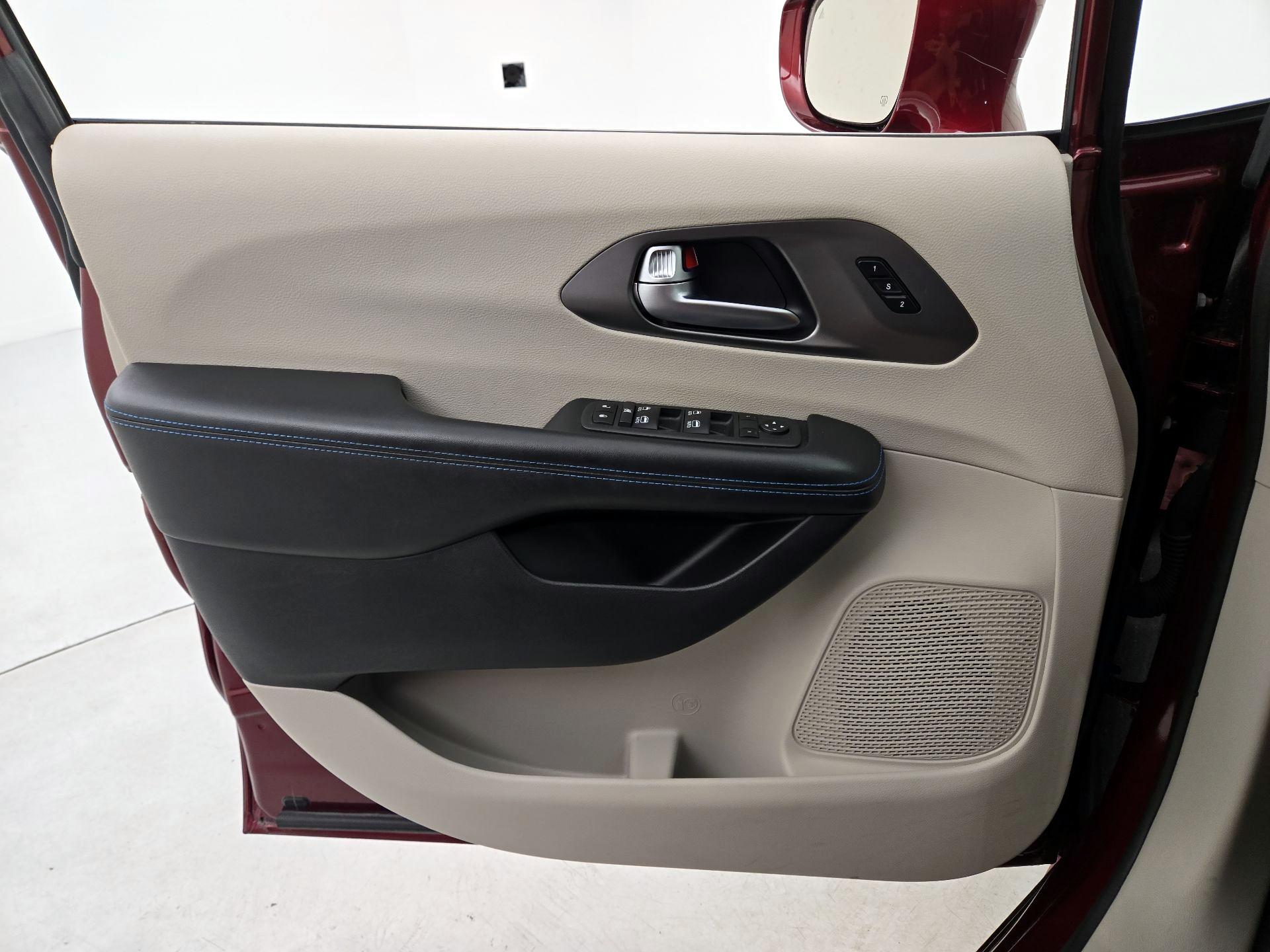 Thumbnail: 2021 Chrysler Pacifica - 12