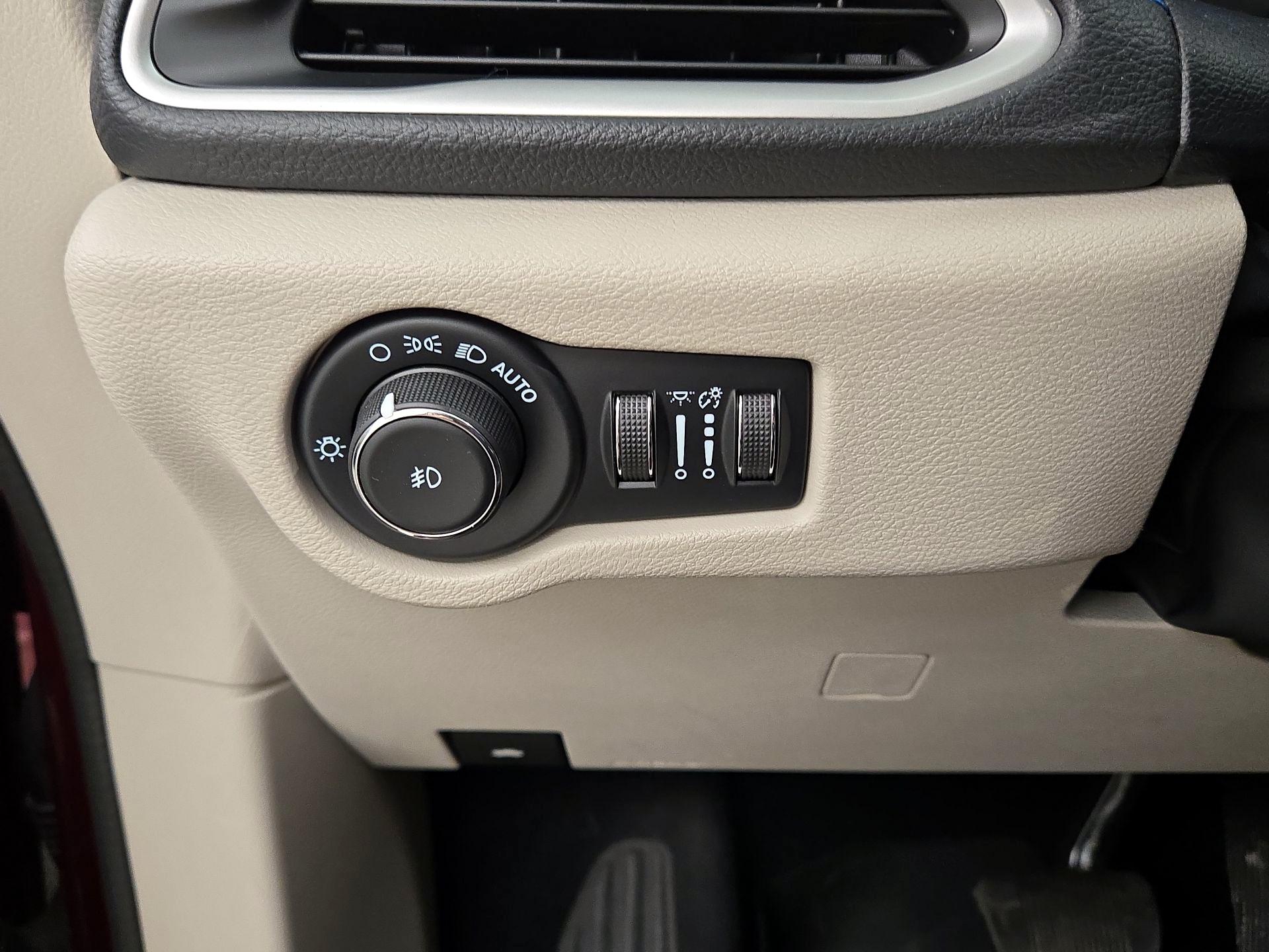 Thumbnail: 2021 Chrysler Pacifica - 13