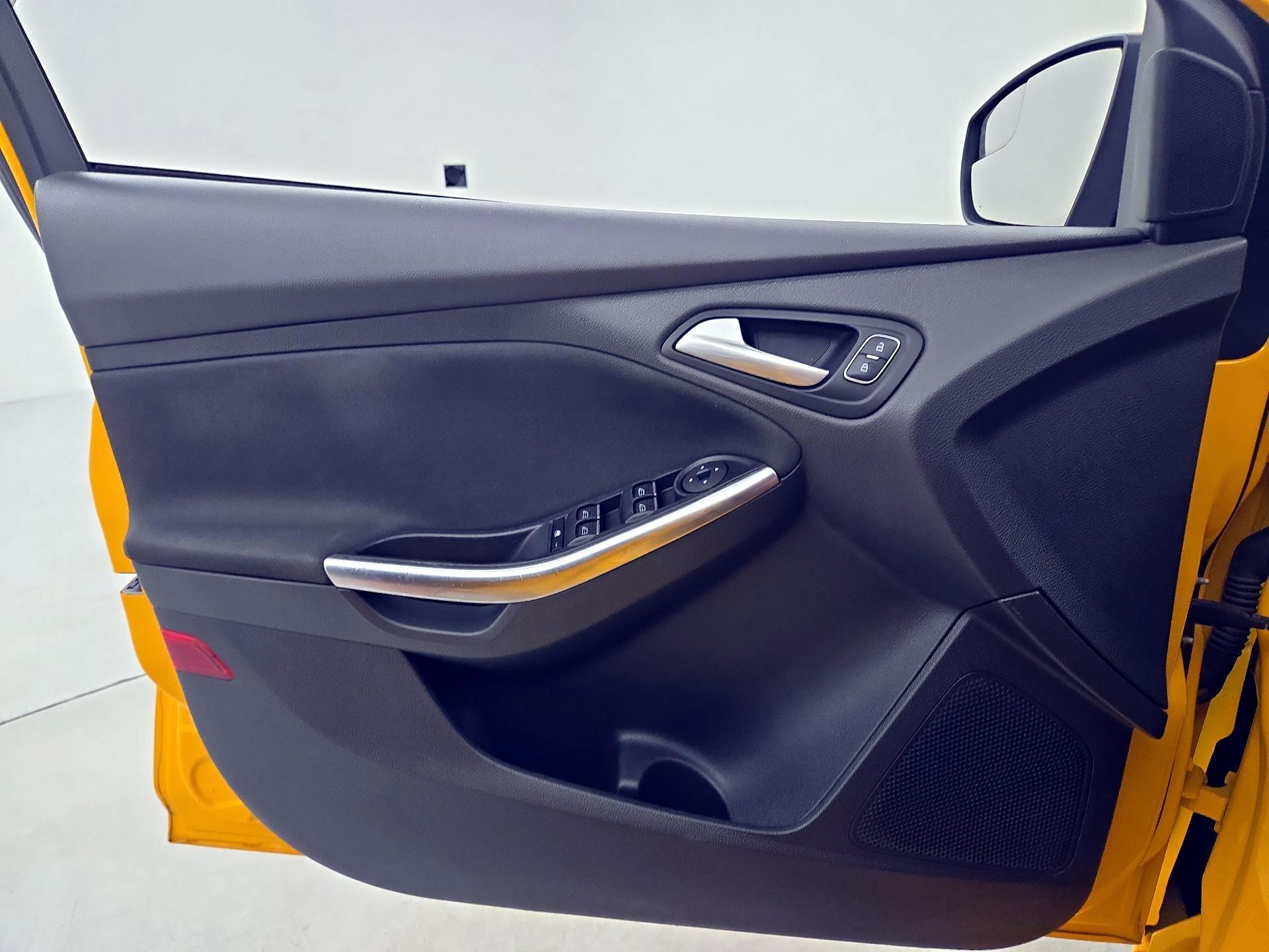 Thumbnail: 2015 Ford Focus - 12