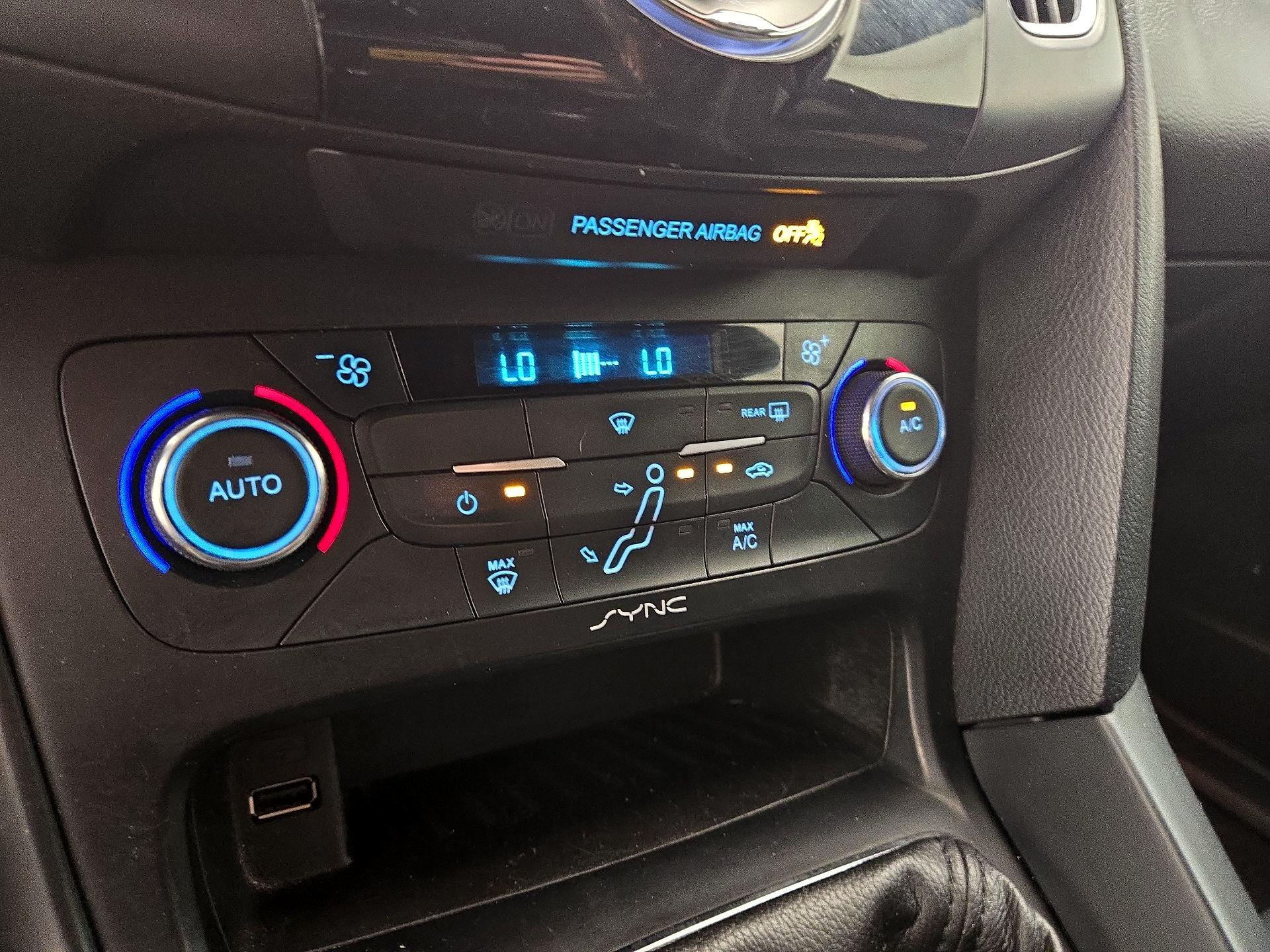 Thumbnail: 2015 Ford Focus - 16