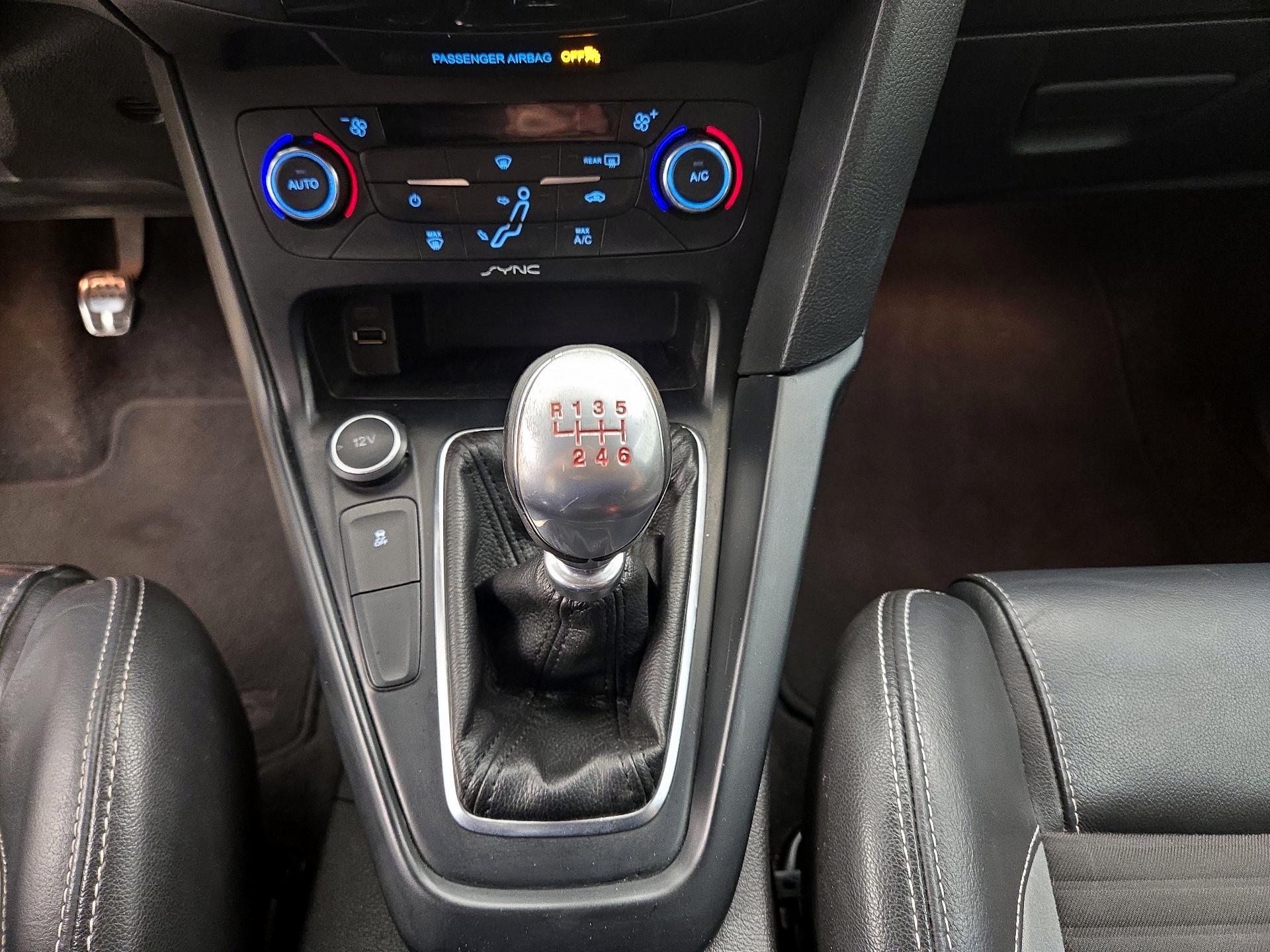 Thumbnail: 2015 Ford Focus - 17