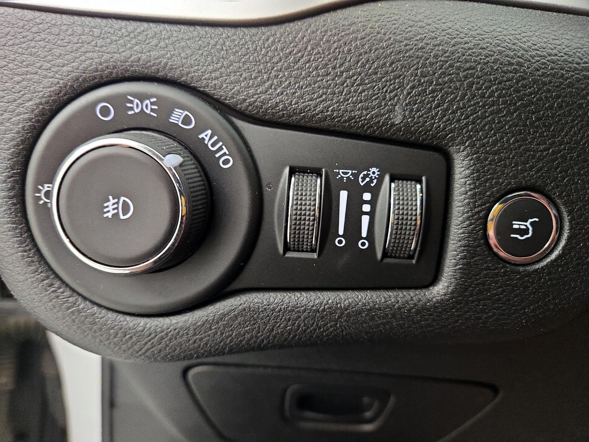 Thumbnail: 2018 Jeep Cherokee - 13