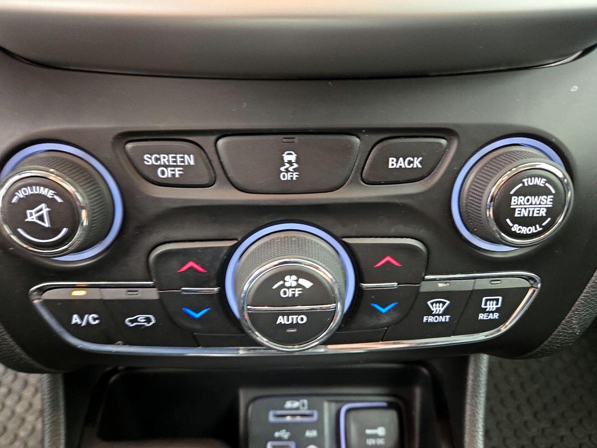 Thumbnail: 2018 Jeep Cherokee - 16
