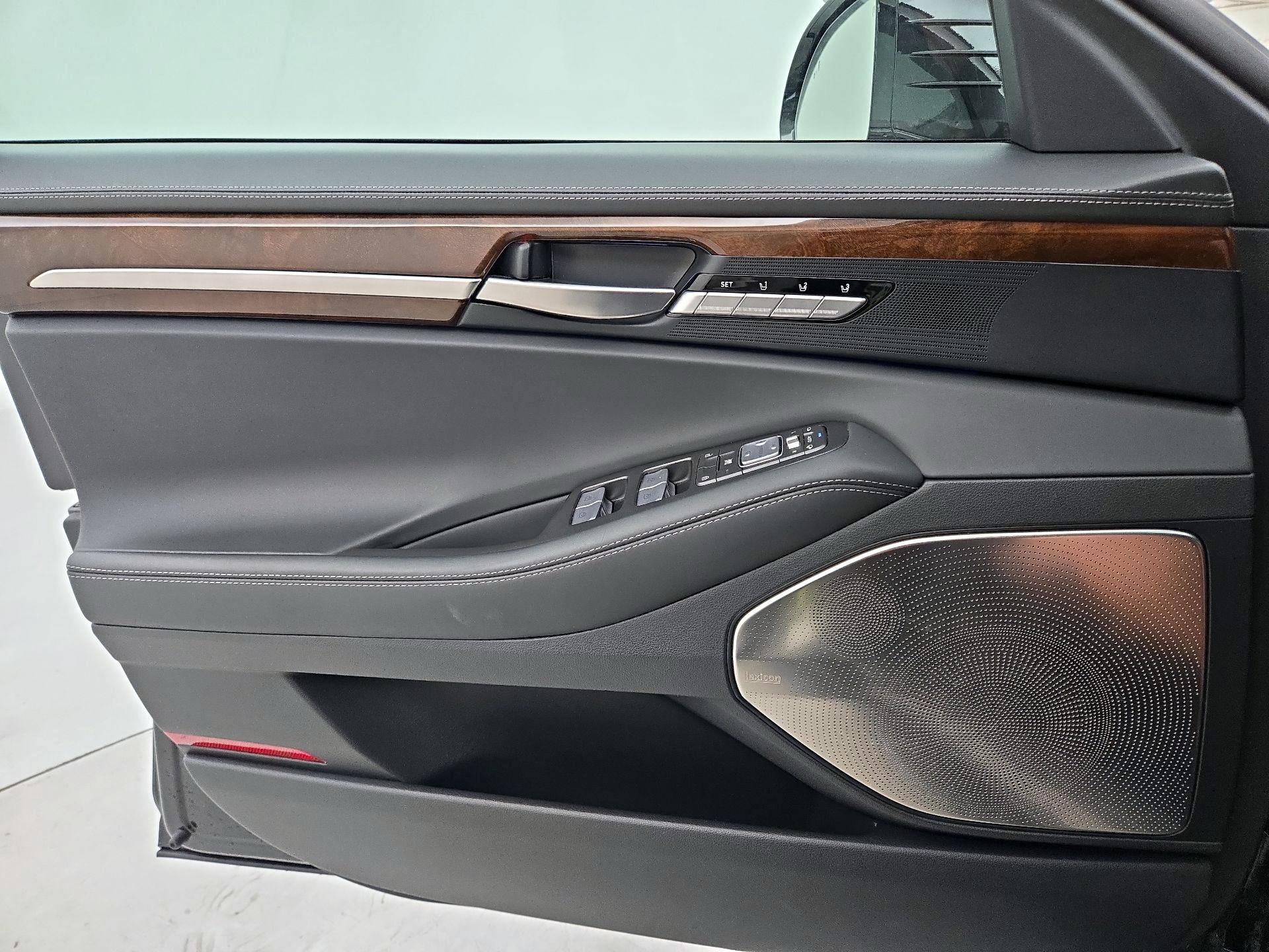 Thumbnail: 2019 Genesis G90 - 12