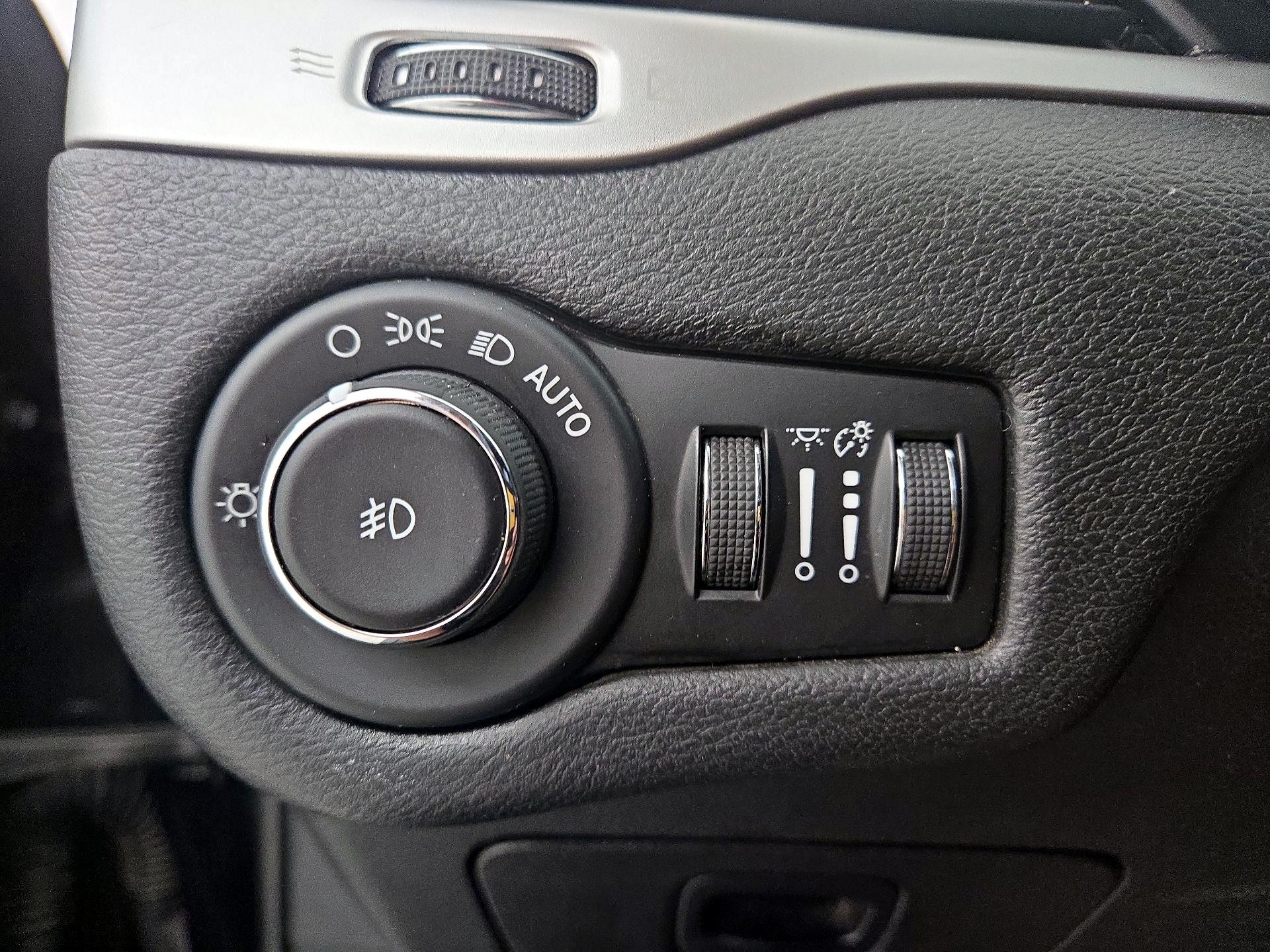 Thumbnail: 2018 Jeep Cherokee - 13