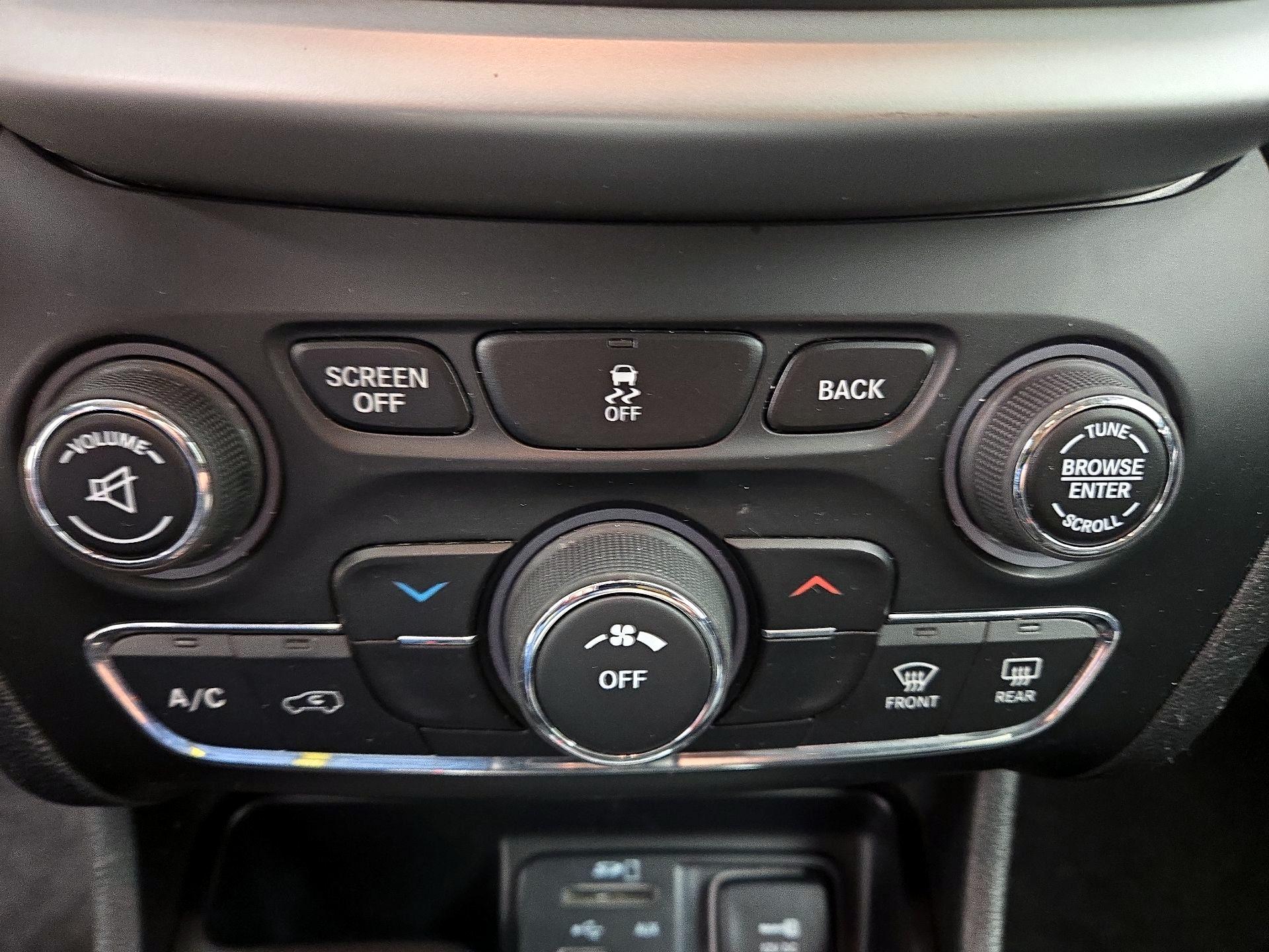 Thumbnail: 2018 Jeep Cherokee - 16