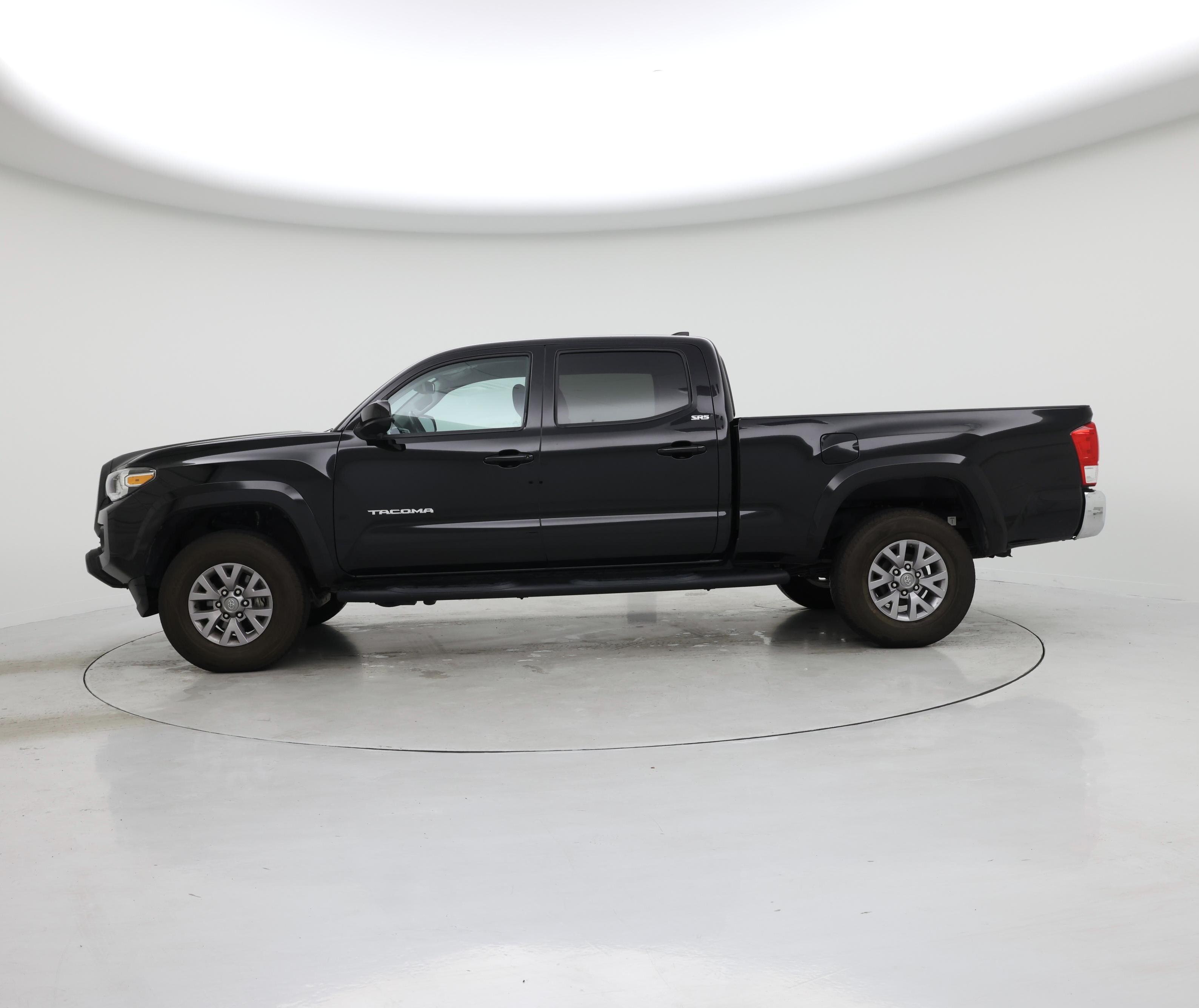 Thumbnail: 2017 Toyota Tacoma - 3