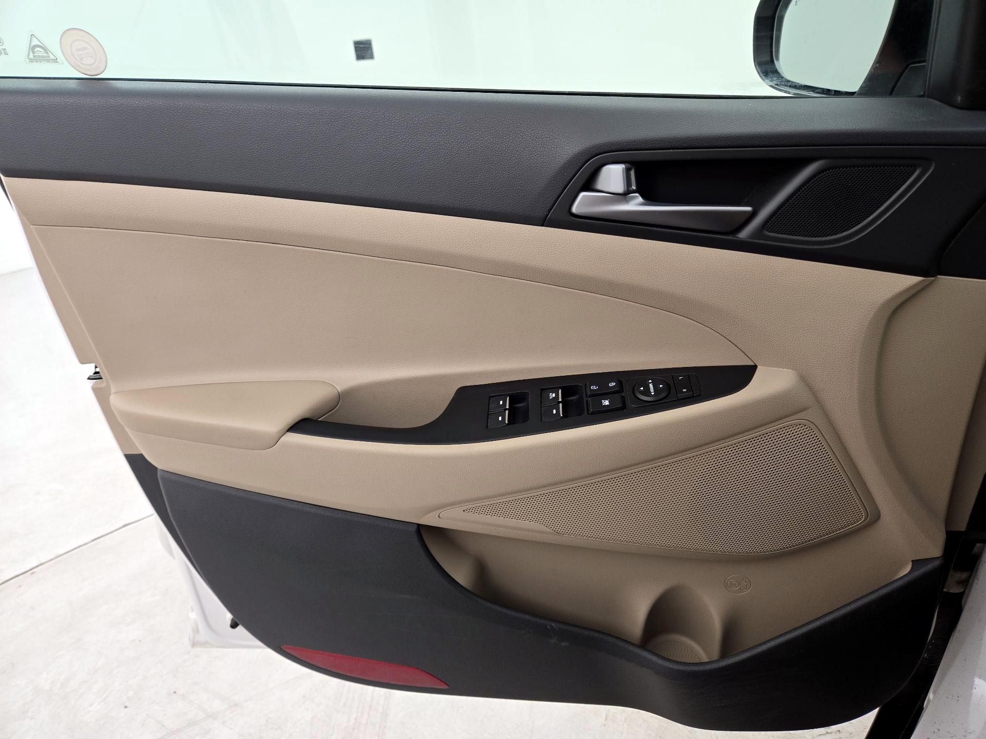 Thumbnail: 2016 Hyundai Tucson - 12