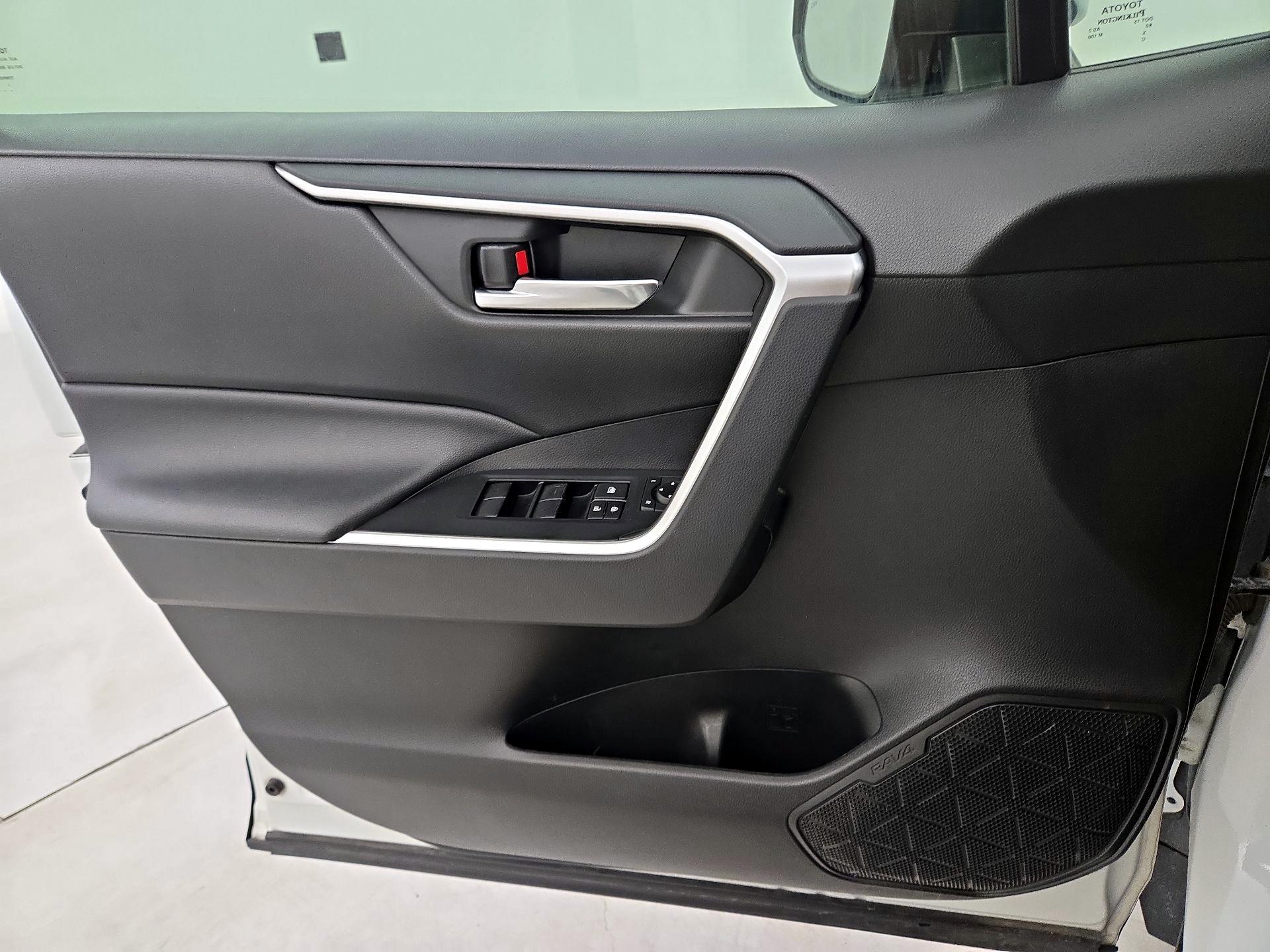 Thumbnail: 2020 Toyota RAV4 - 12